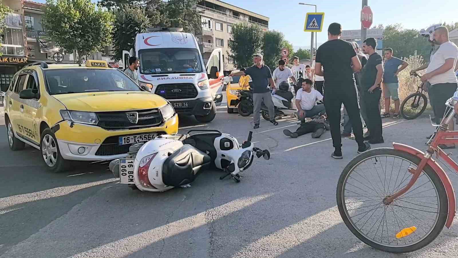 Taksi ile çarpışan motosiklet sürücüsü yaralandı 
