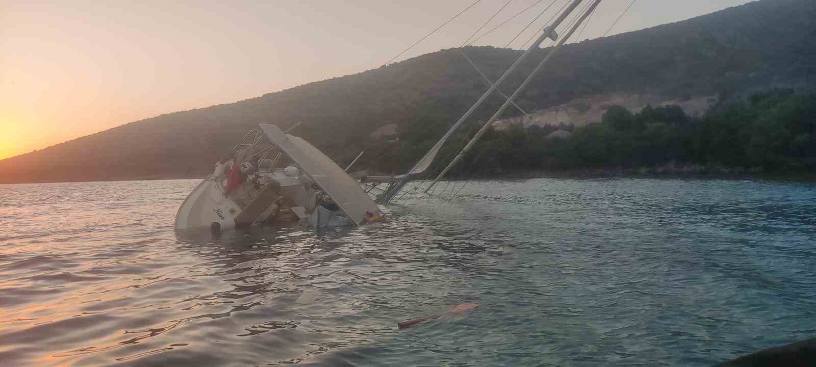 Yelkenli kayalıklara çarptı, su almaya başladı: 5 kişi teknelerle tahliye edildi