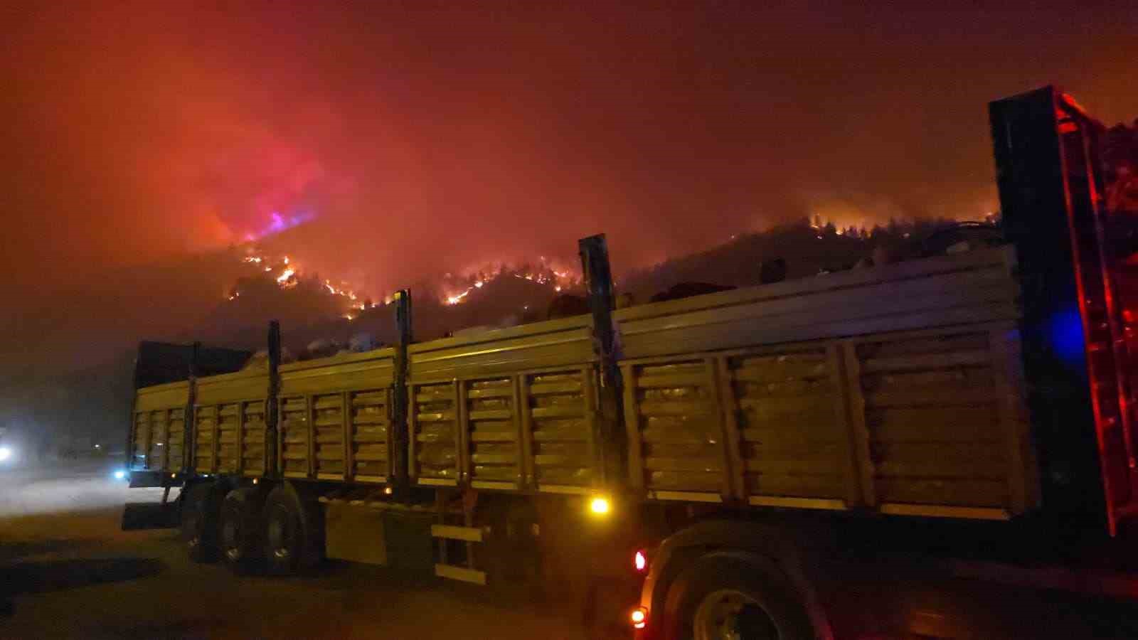 Karabük’teki yangın Ankara karayoluna indi 