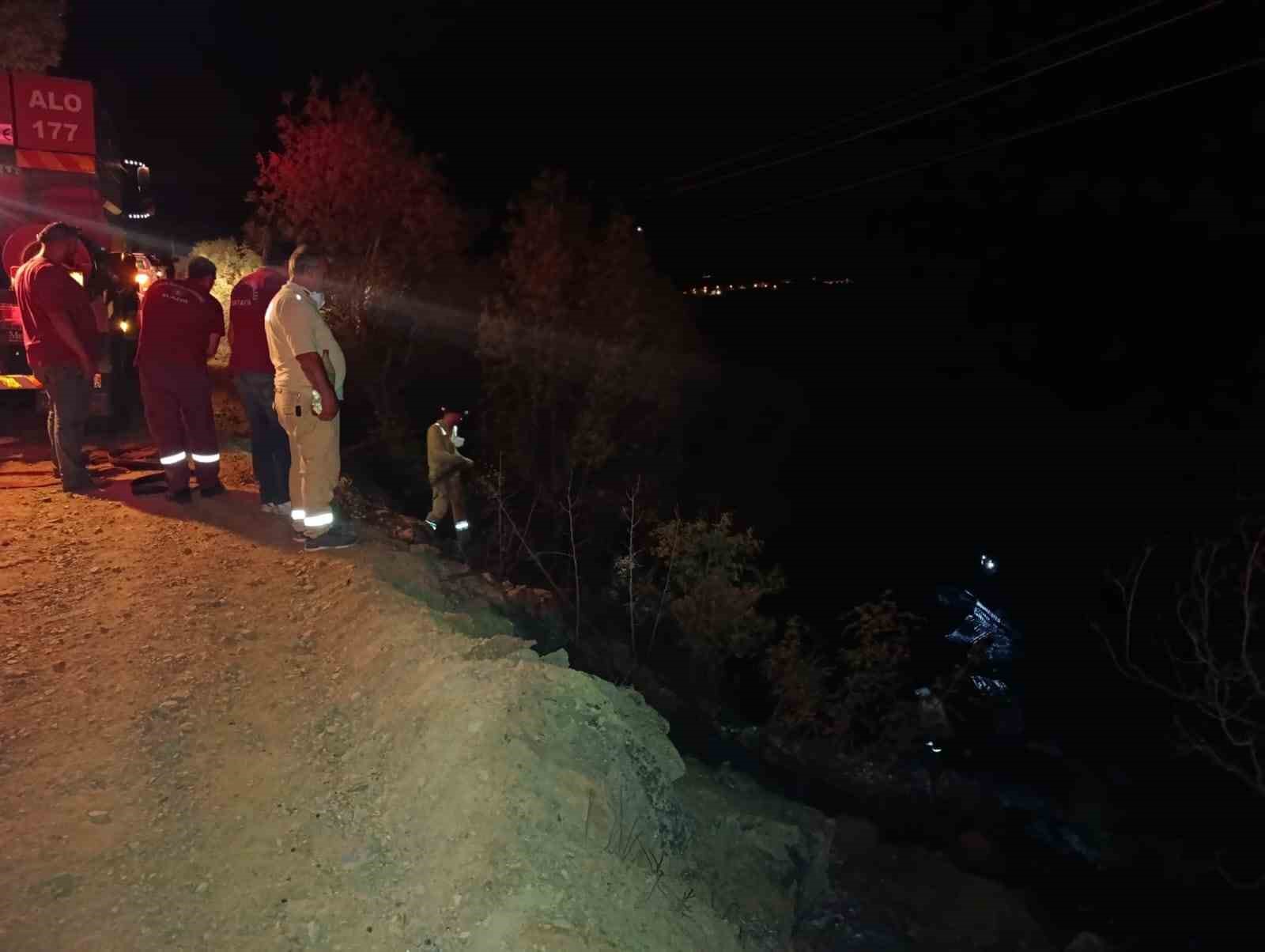 Ahır ve samanlıkta çıkan yangın ormanlık alana sıçradı, müdahale sürüyor 