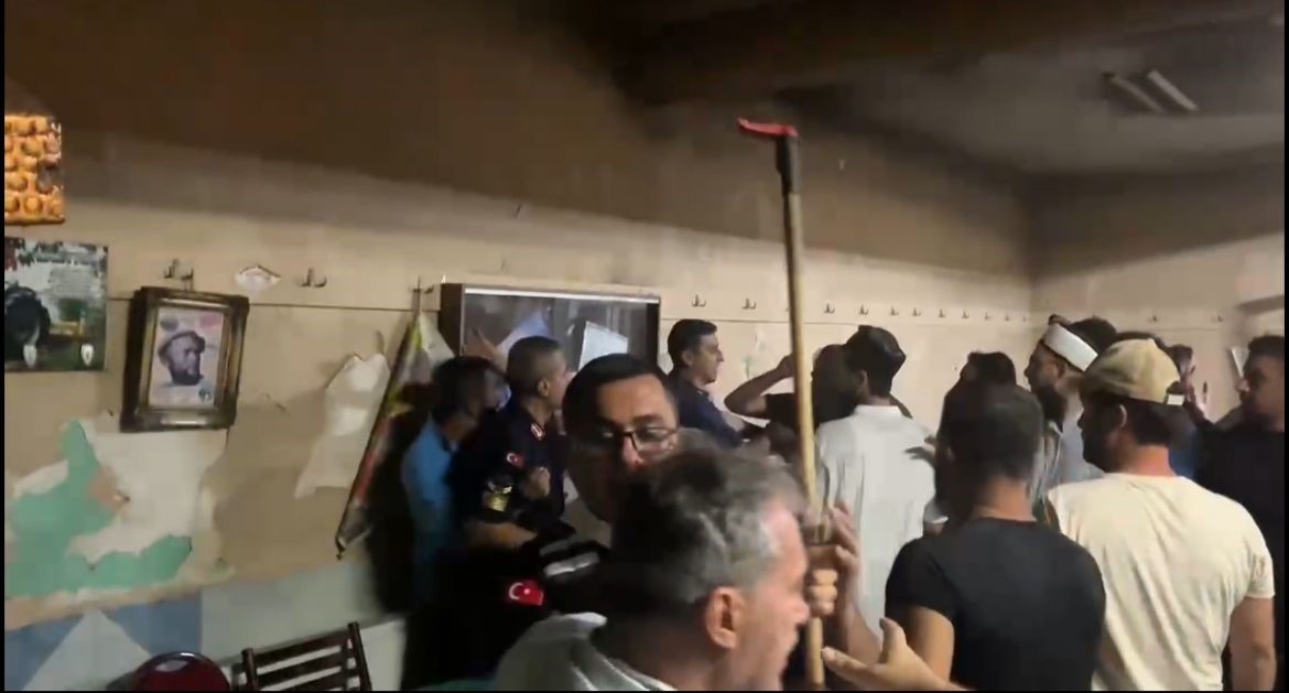 Yangın yerinde hırsızlık iddiası ortalığı böyle karıştırdı... Tekme tokat dövüldü, jandarma kurtardı 