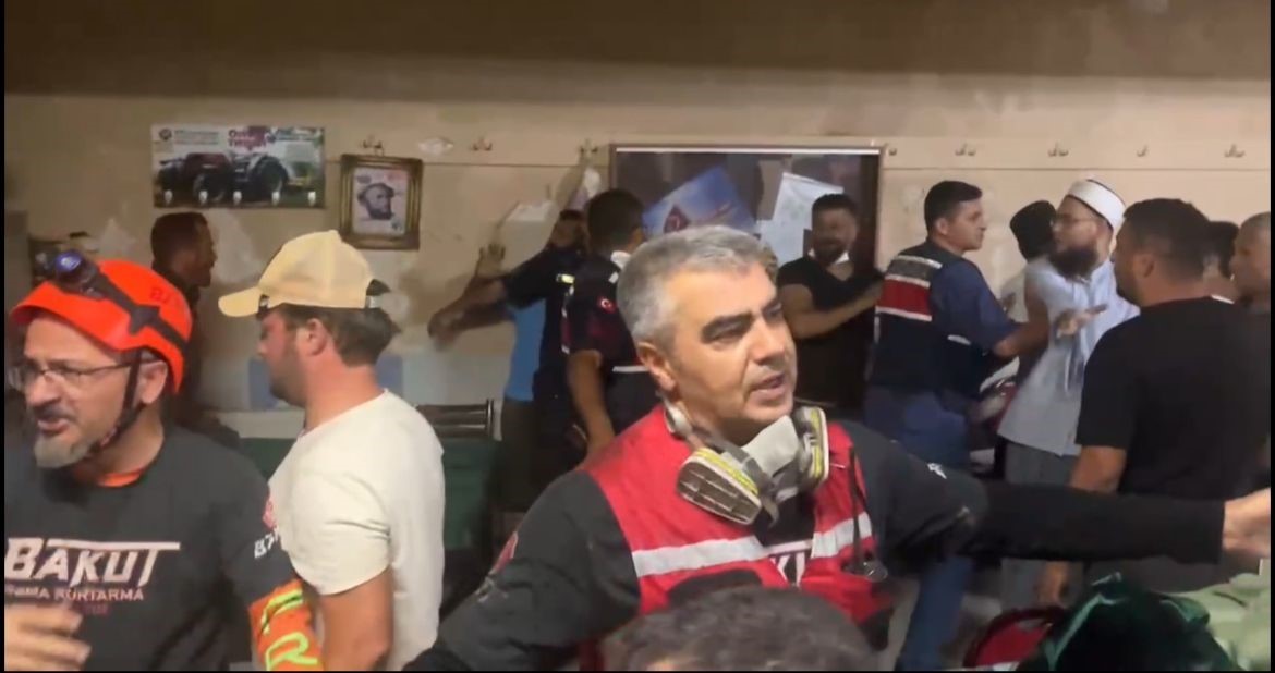 Yangın yerinde hırsızlık iddiası ortalığı böyle karıştırdı... Tekme tokat dövüldü, jandarma kurtardı 