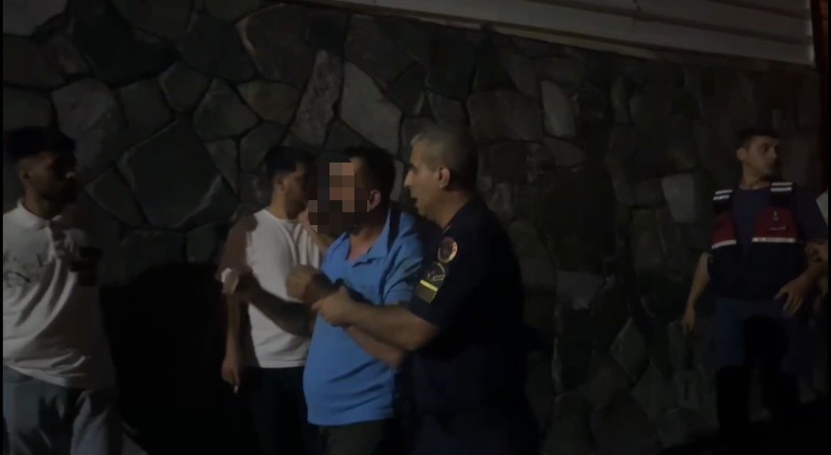 Yangın yerinde hırsızlık iddiası ortalığı böyle karıştırdı... Tekme tokat dövüldü, jandarma kurtardı 