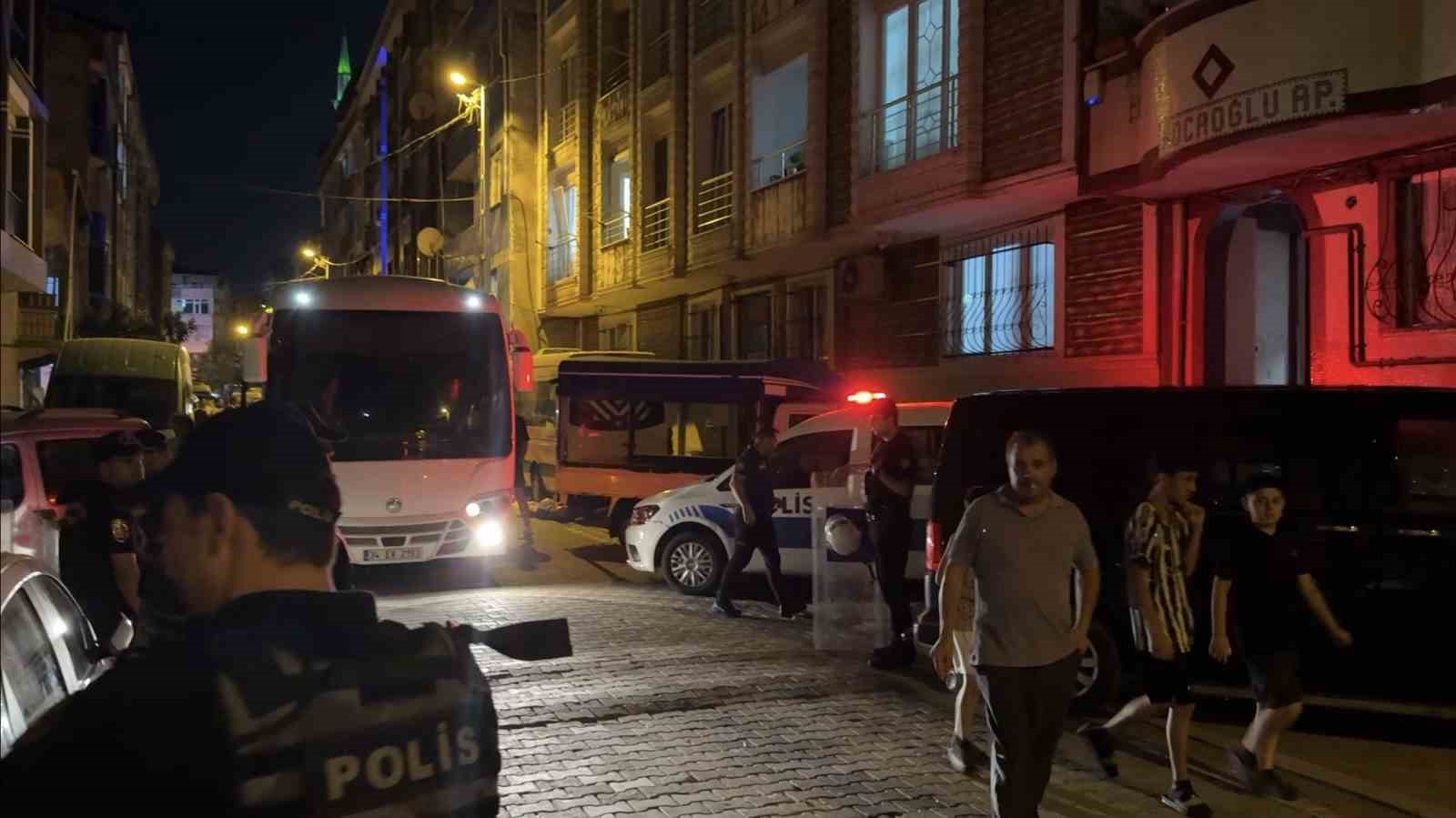 Esenyurt’ta komşu kavgasında kan aktı: 1 kişi göğsünden bıçaklandı 