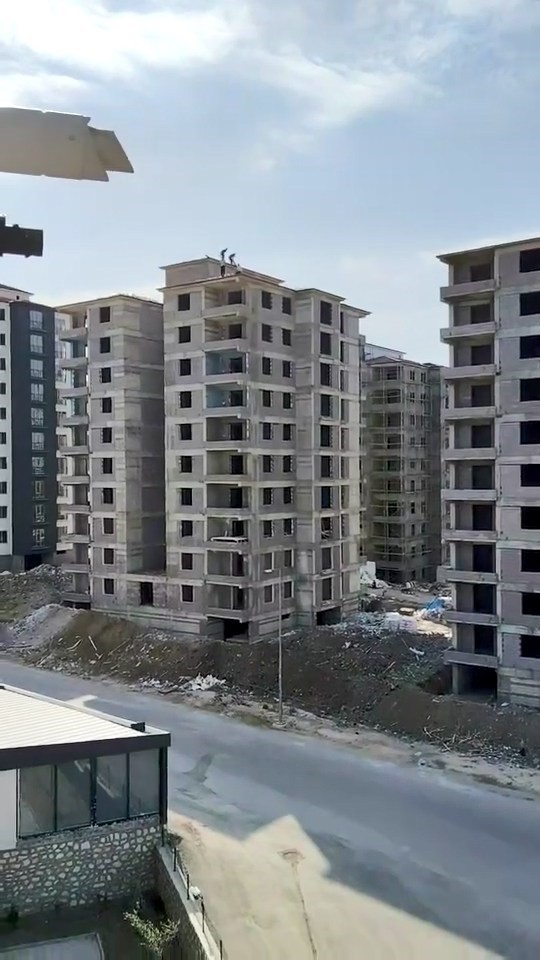Çatıda tehlikeli çalışma 