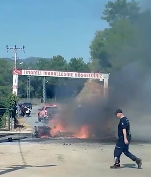 Alanya’da seyir halindeki otomobil alev alev yandı 