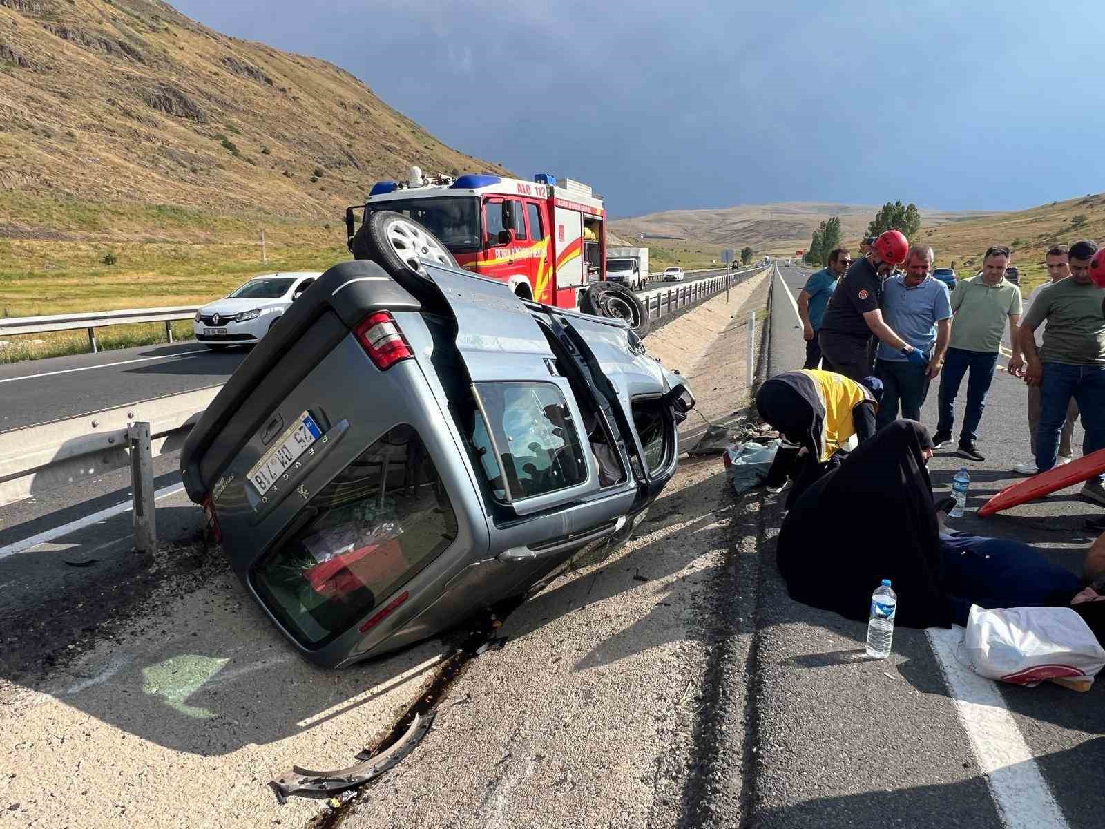 İtfaiye araçta sıkışan 5 kişiyi çıkardı 