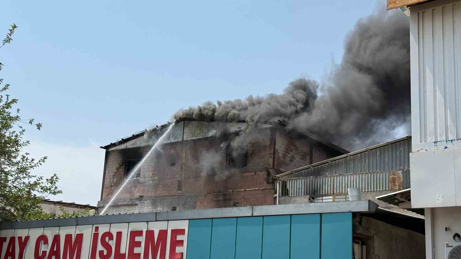 Diyarbakır’da sanayi sitesinde bulunan kereste deposunda yangın çıktı. Bölgeye çok sayıda itfaiye ekibi sevk edildi. Söndürme çalışmaları devam...