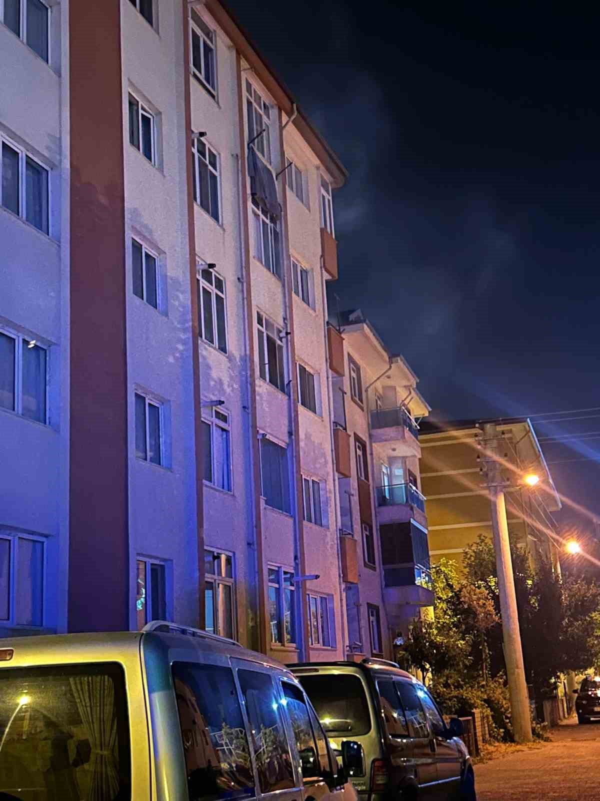 Bolu’da 5 katlı apartmanda yangın paniği 