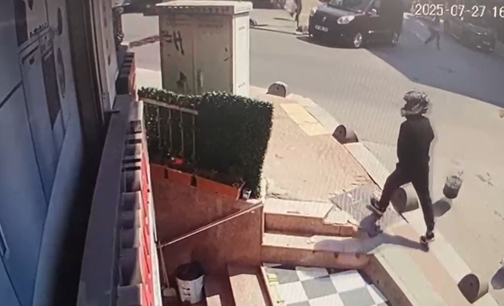 Küçükçekmece’de silahlı saldırıya uğrayan şahıs yaralandı, kasklı şüpheli kaçtı 
