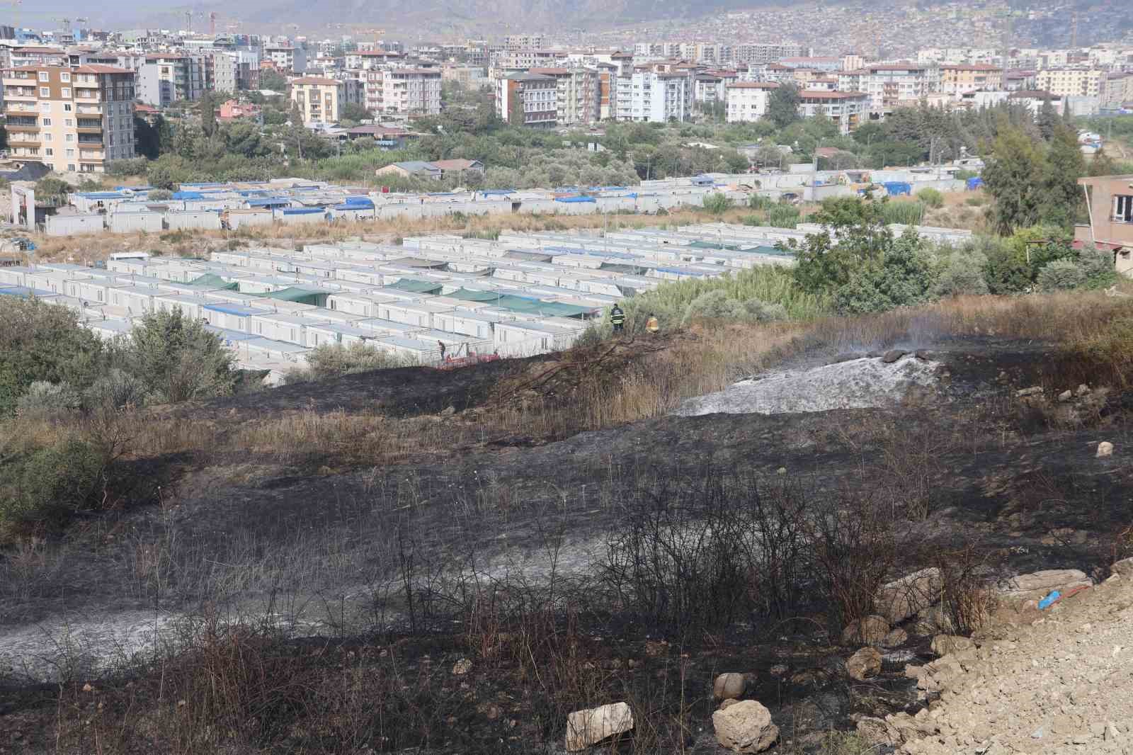 Hatay’da çıkan bahçe yangını büyümeden söndürüldü 