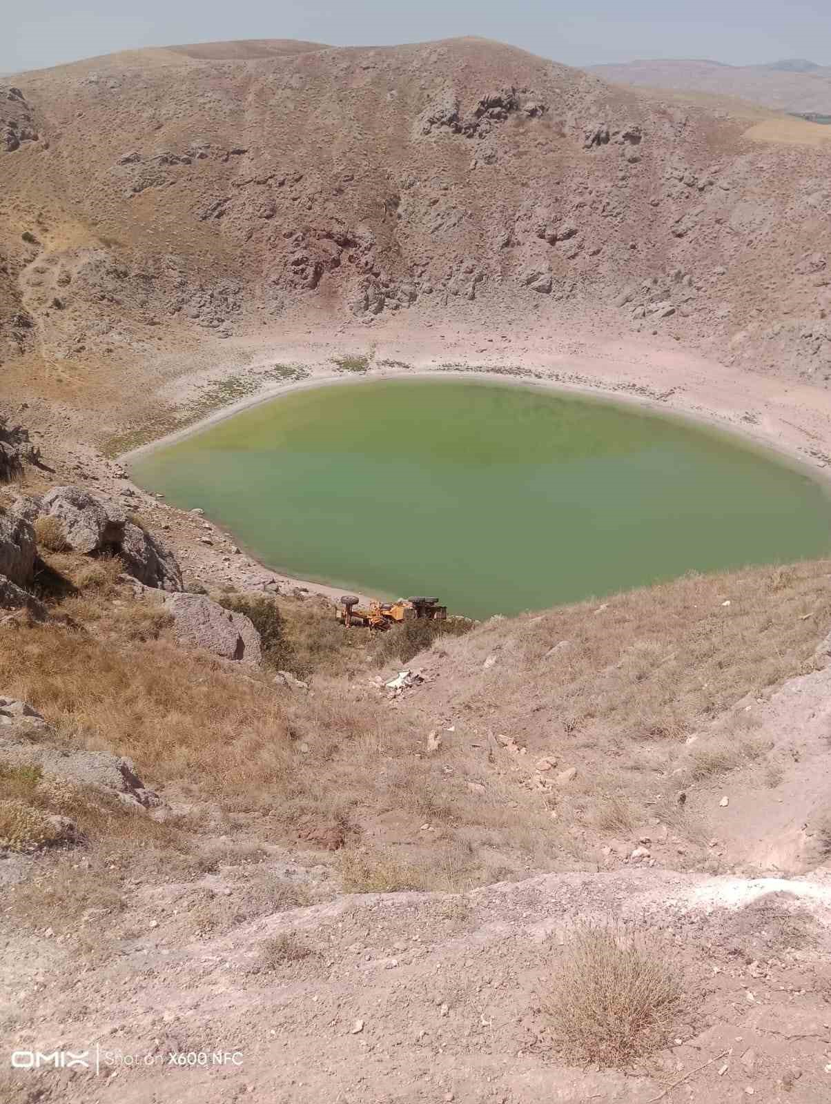 El freni çekilmeyen greyderin sürüklediği otomobil uçuruma yuvarlandı: 1 ölü, 1 yaralı 
