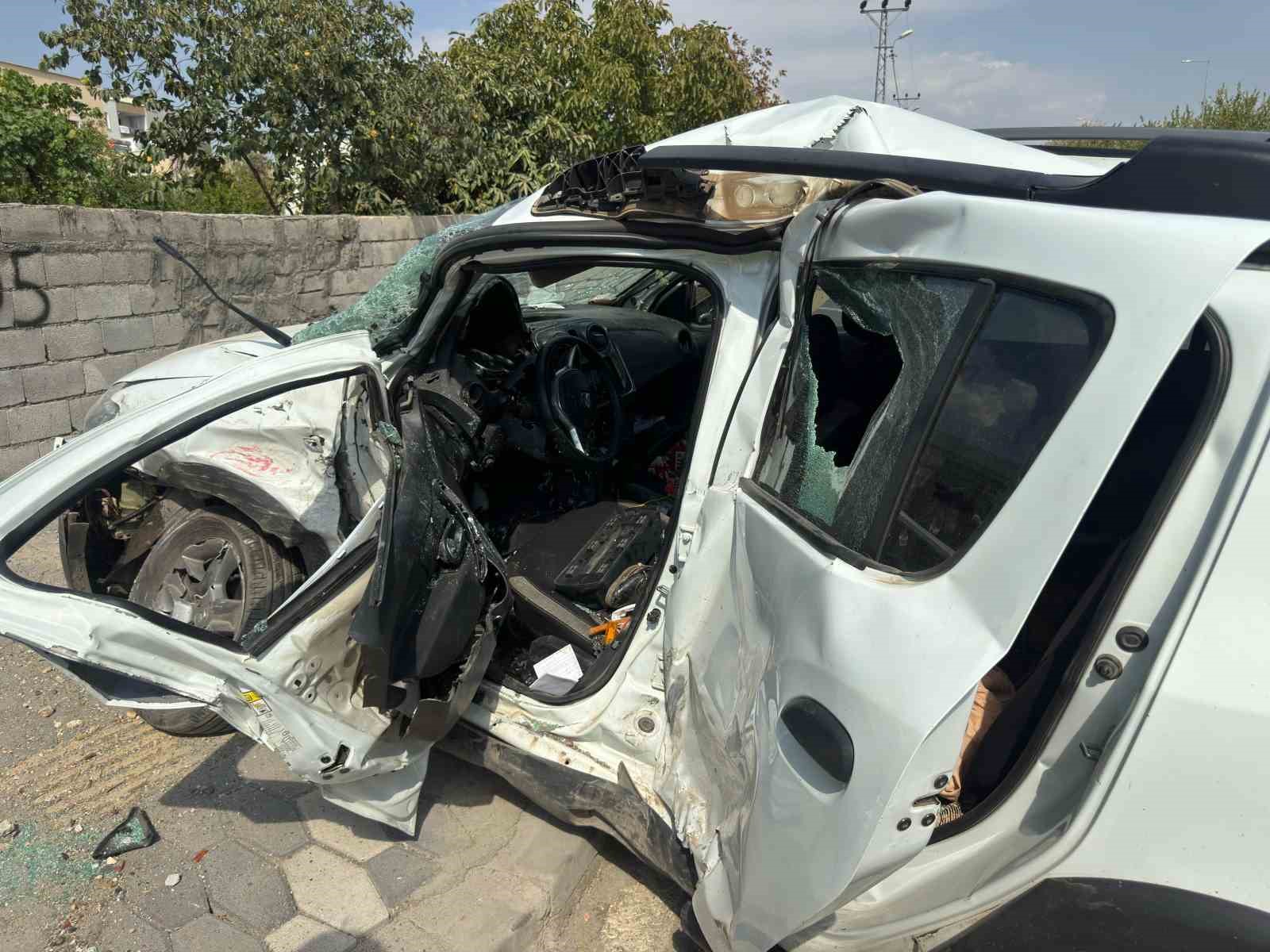 Adıyaman’da minibüs ile hafif ticari araç çarpıştı: 1’i ağır 2 yaralı 