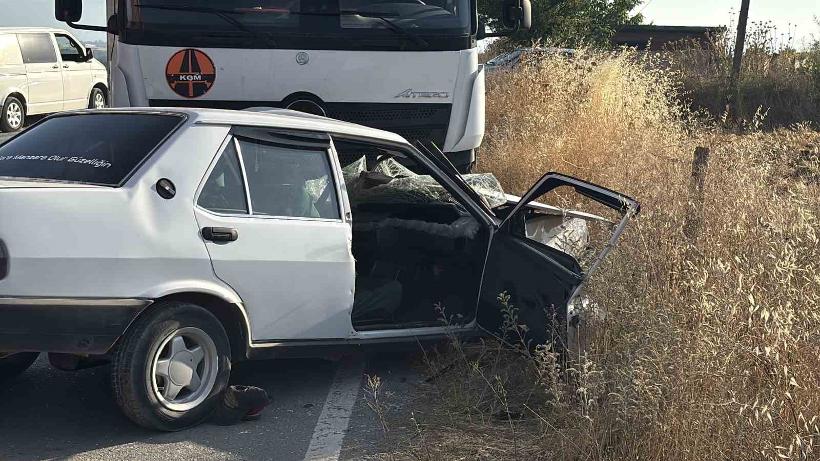 Bolu’da kamyonla çarpışan Fiat Tofaş hurdaya döndü: 1’i ağır 2 yaralı 