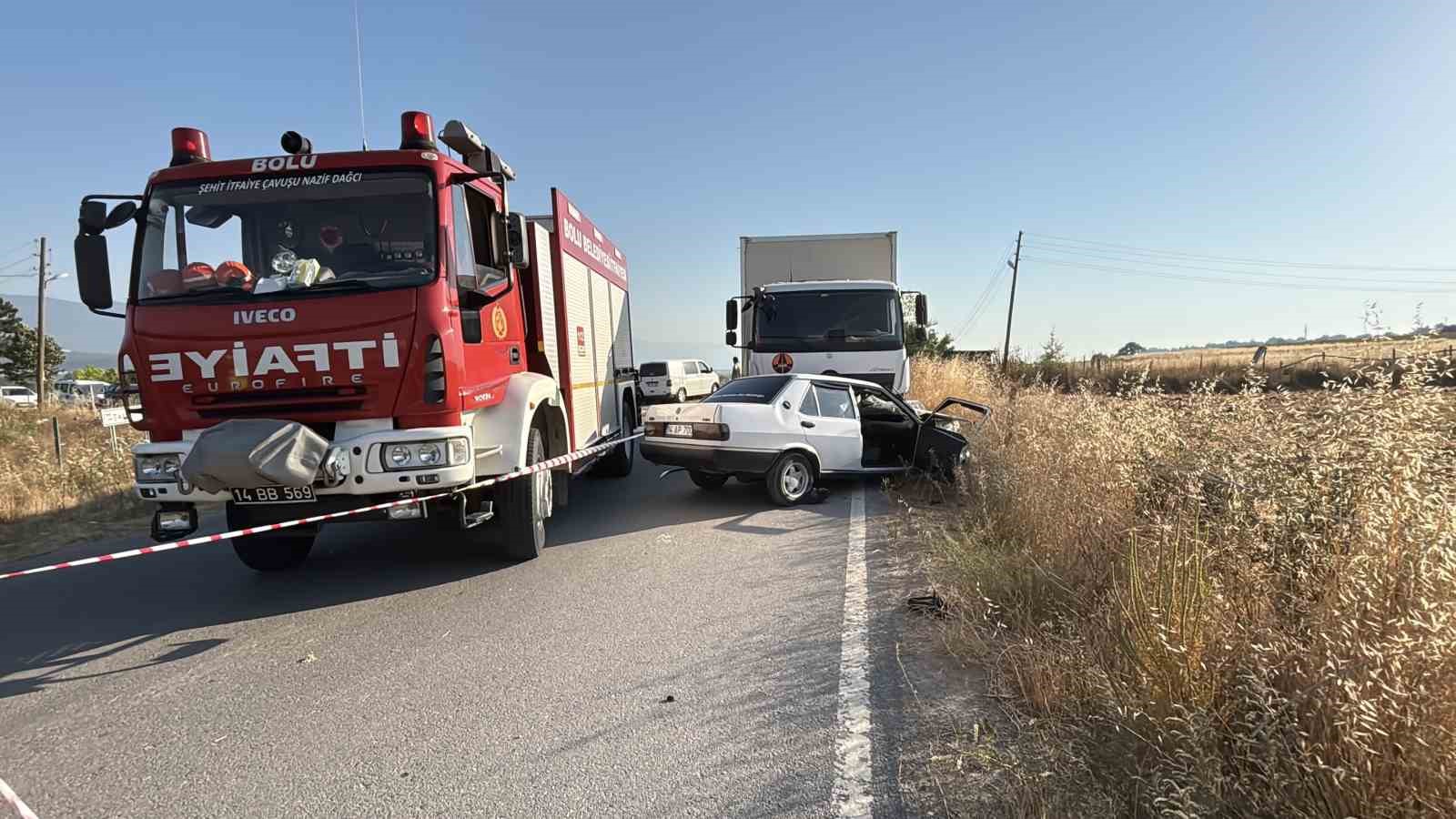 Bolu’da kamyonla çarpışan Fiat Tofaş hurdaya döndü: 1’i ağır 2 yaralı 