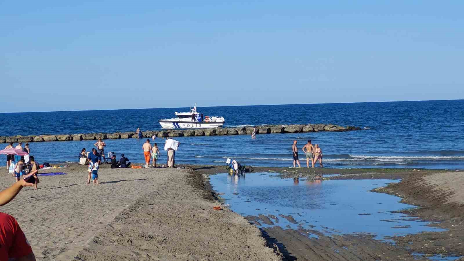 Denize giren aynı aileden 2’si çocuk 3 kişi boğulma tehlikesi geçirerek hastaneye kaldırıldı 