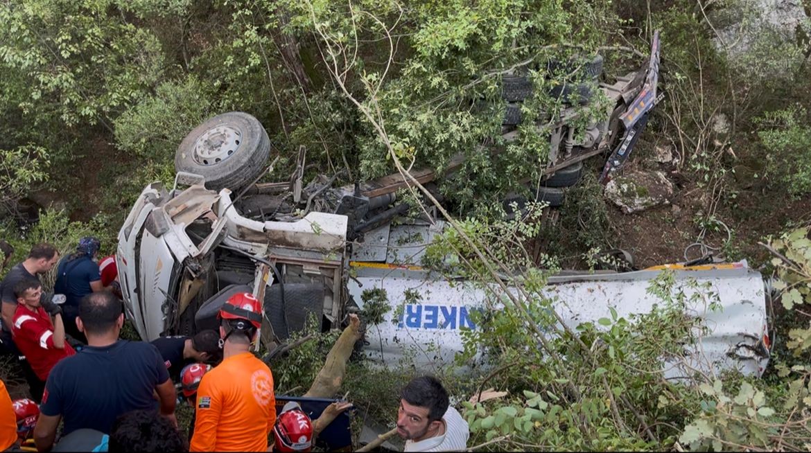 Orman yangınını söndürmeye giden tanker uçuruma yuvarlandı: 1 ölü 2 yaralı 