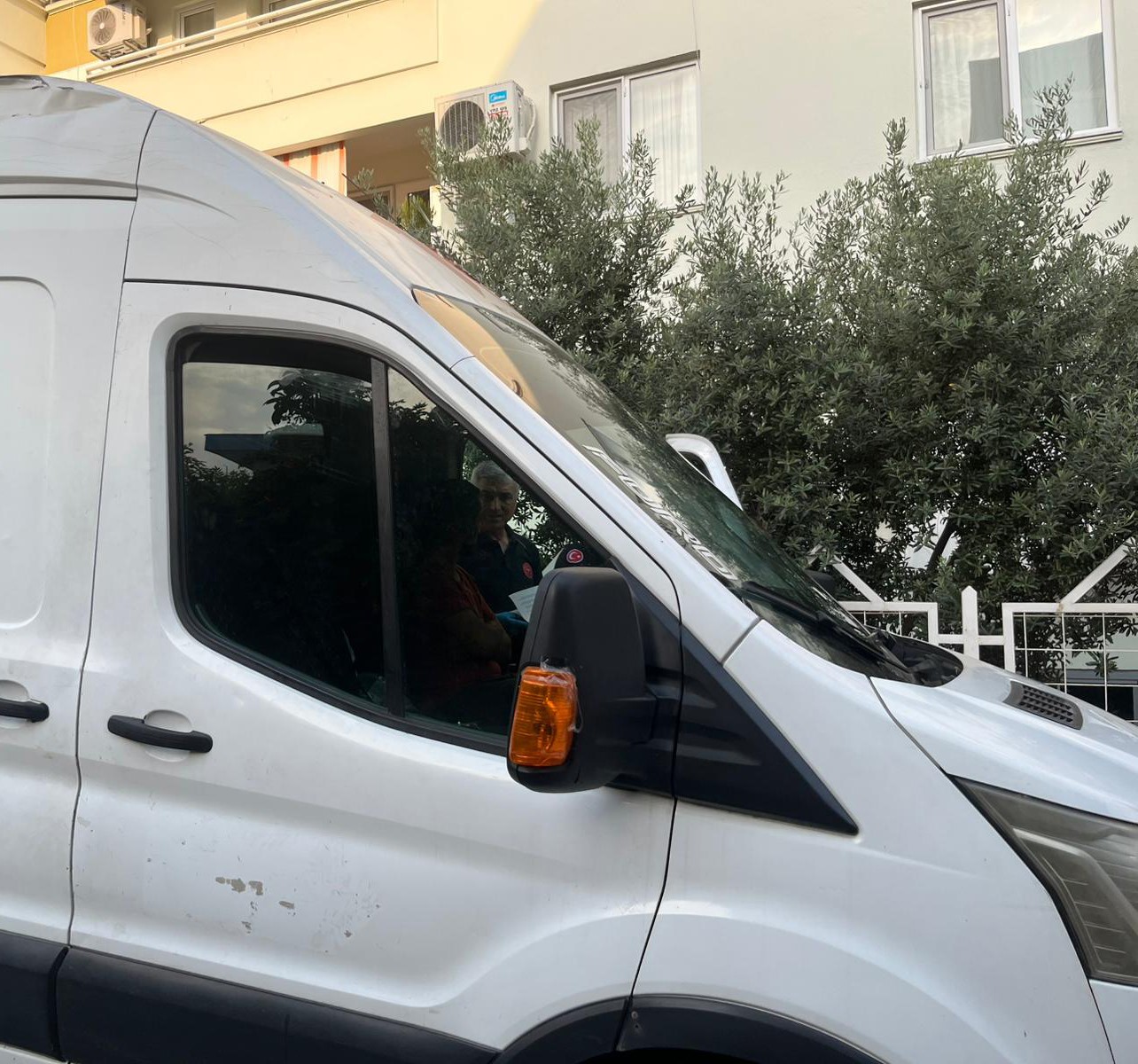 Kargo minibüsünde uyuyakalan sürücü ekipleri alarma geçirdi 