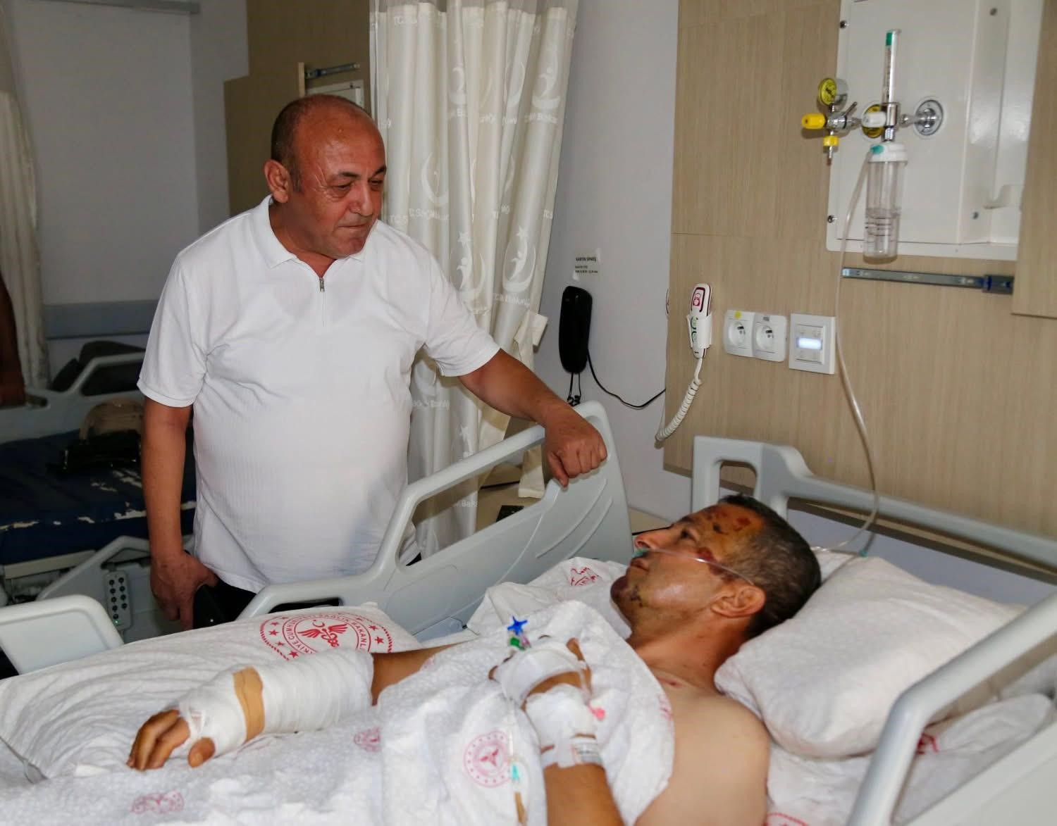 Emniyet Müdürü Demir, yaralı polis memurunu ziyaret etti 