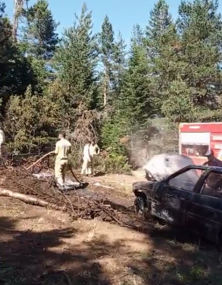 Kastamonu’da otomobilde çıkan yangın ormana sıçradı 