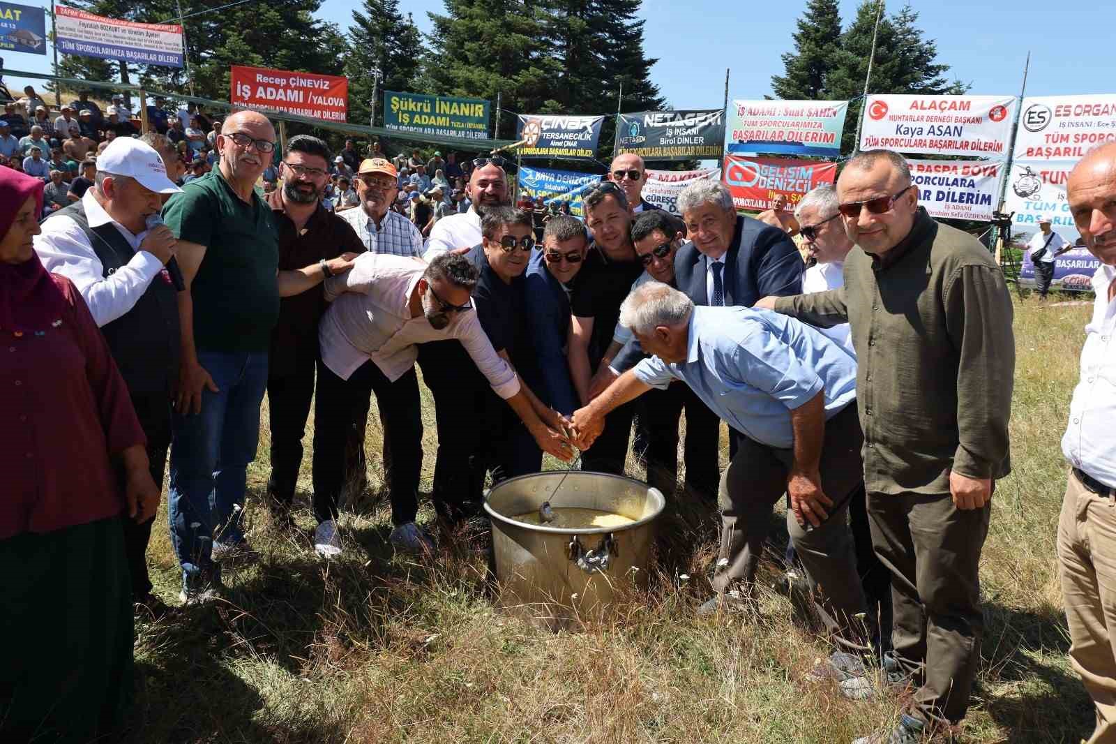 Alaçam’daki şenlikte Başpehlivan Resul Güne orman şehitleri adına güreşti 