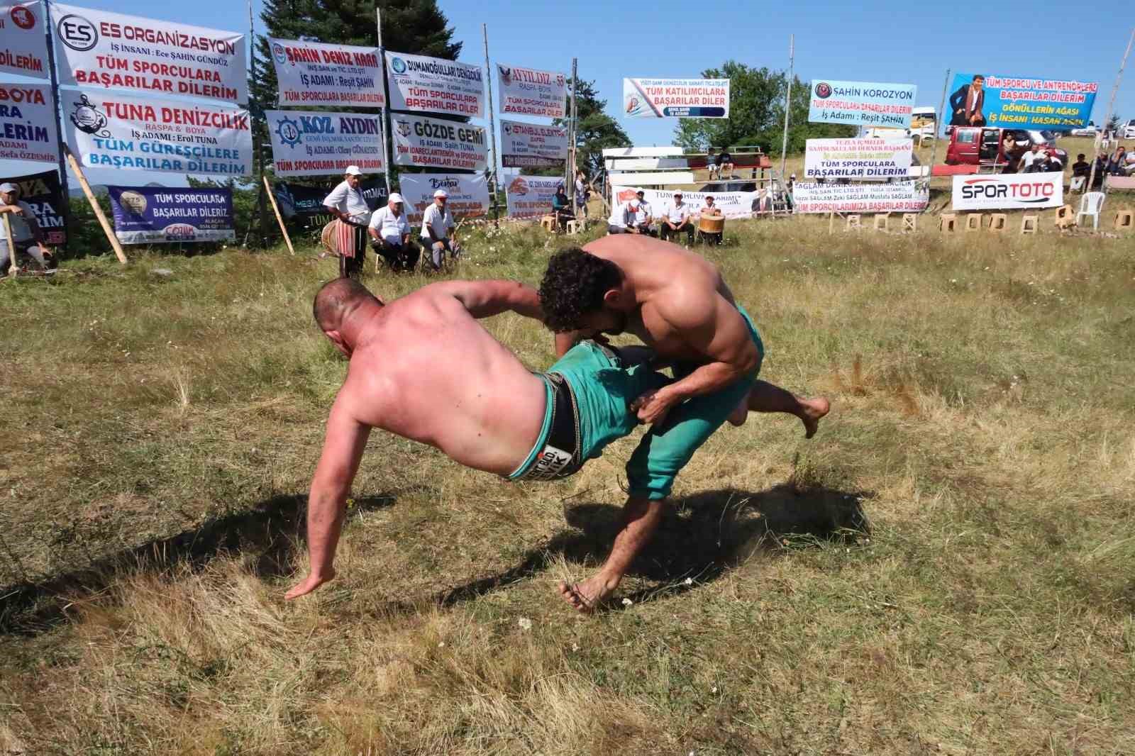 Alaçam’daki şenlikte Başpehlivan Resul Güne orman şehitleri adına güreşti 