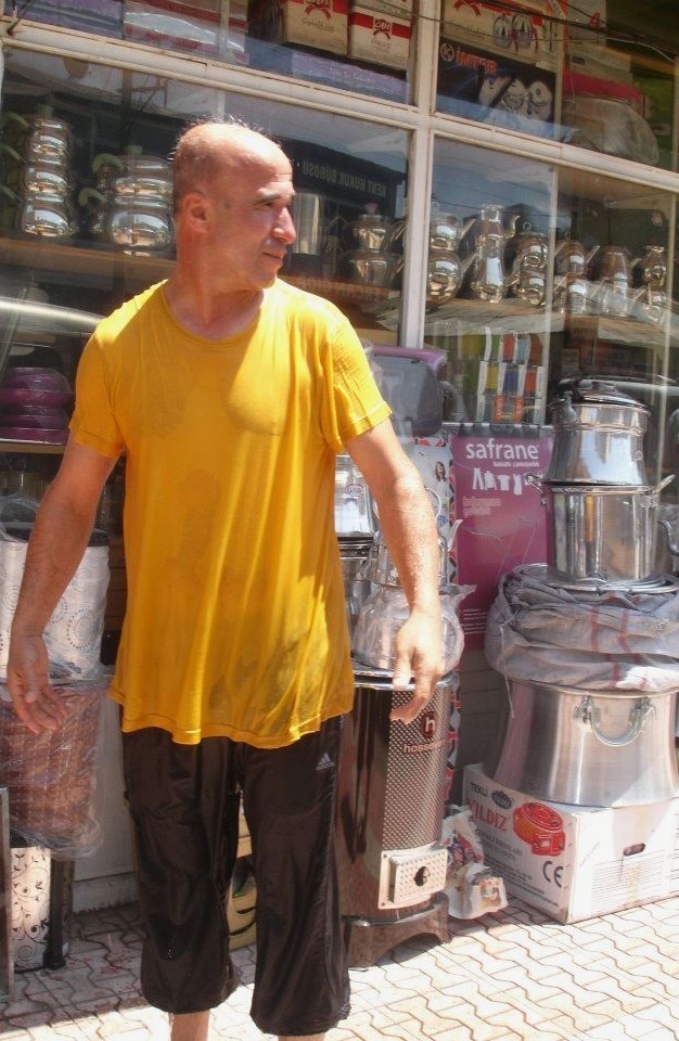 Sıcaklığa dayanamadı kafasından aşağı kovayla su döktü 