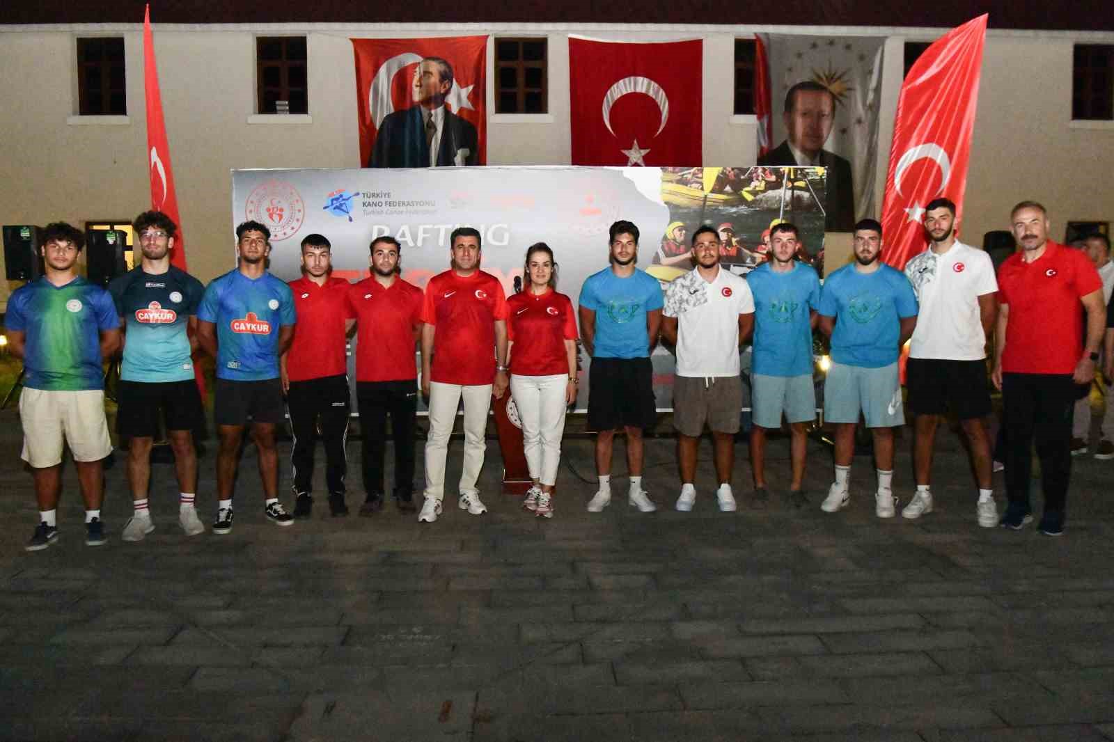 Tunceli’de kortejli, halaylı rafting şampiyonası açılışı 
