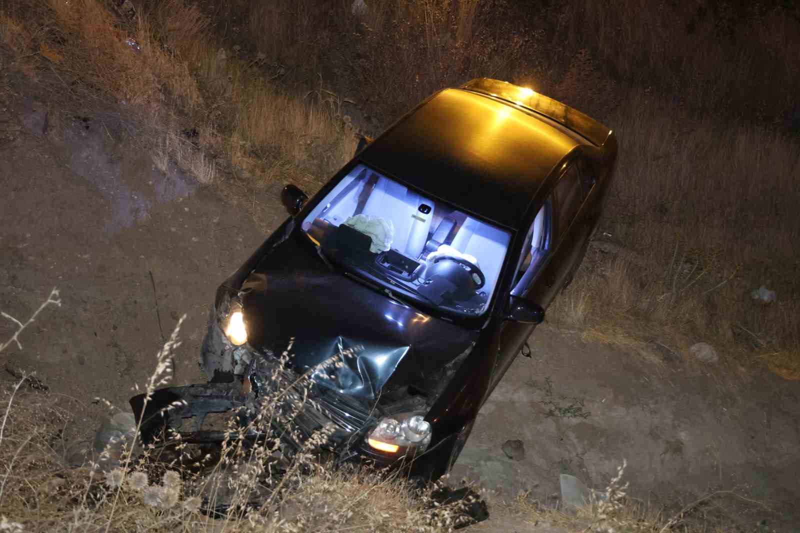 Elazığ’da otomobil şarampole uçtu: 5 yaralı 