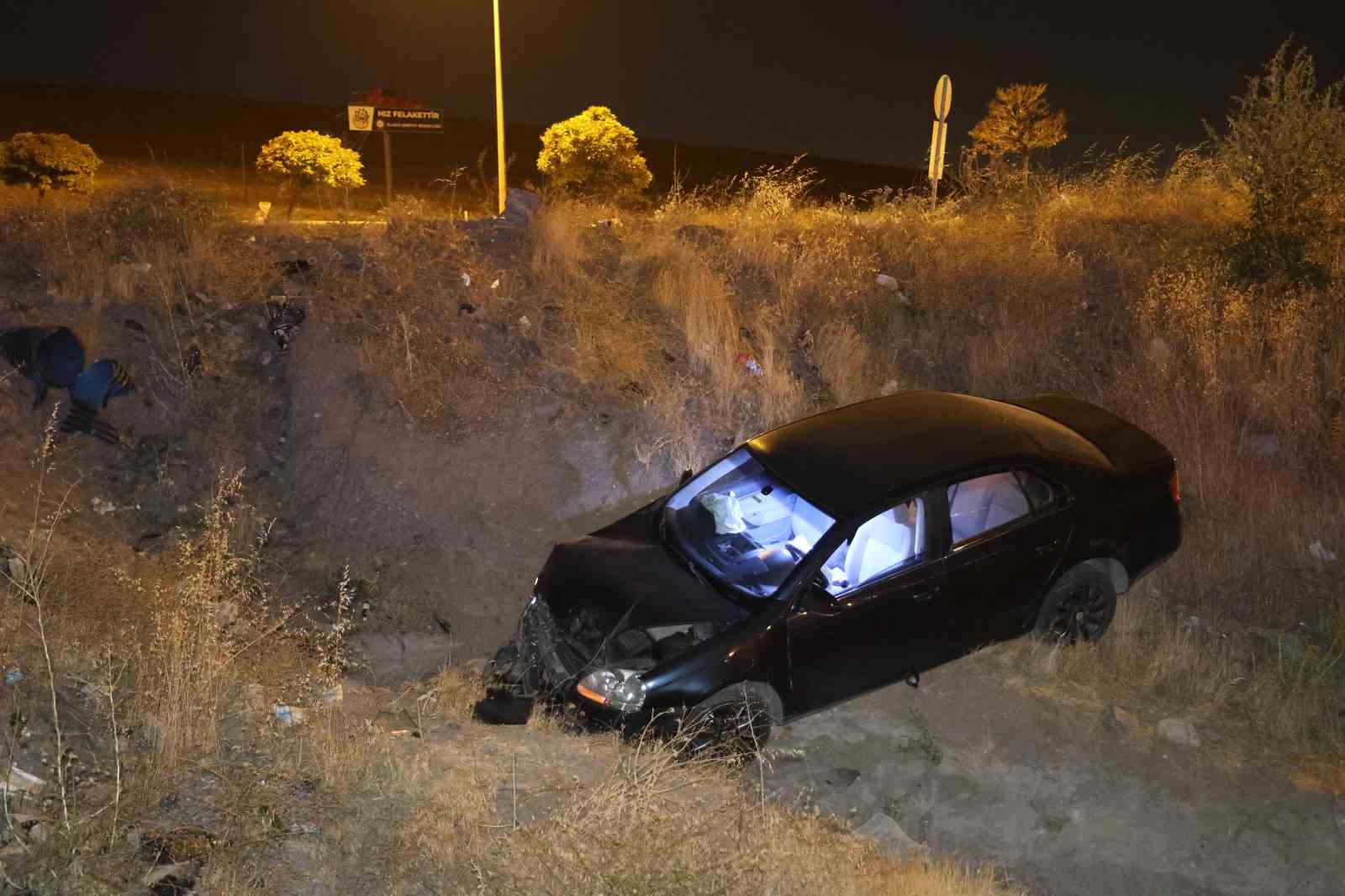 Elazığ’da otomobil şarampole uçtu: 5 yaralı 