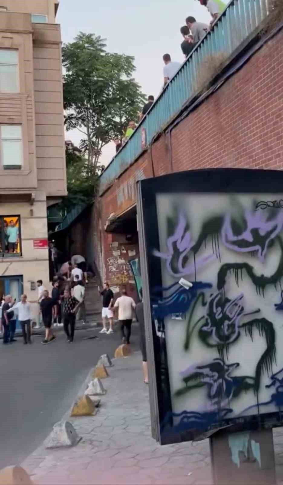 Beyoğlu’nda minibüs otobüse çarptı: 2’si ağır 5 yaralı 