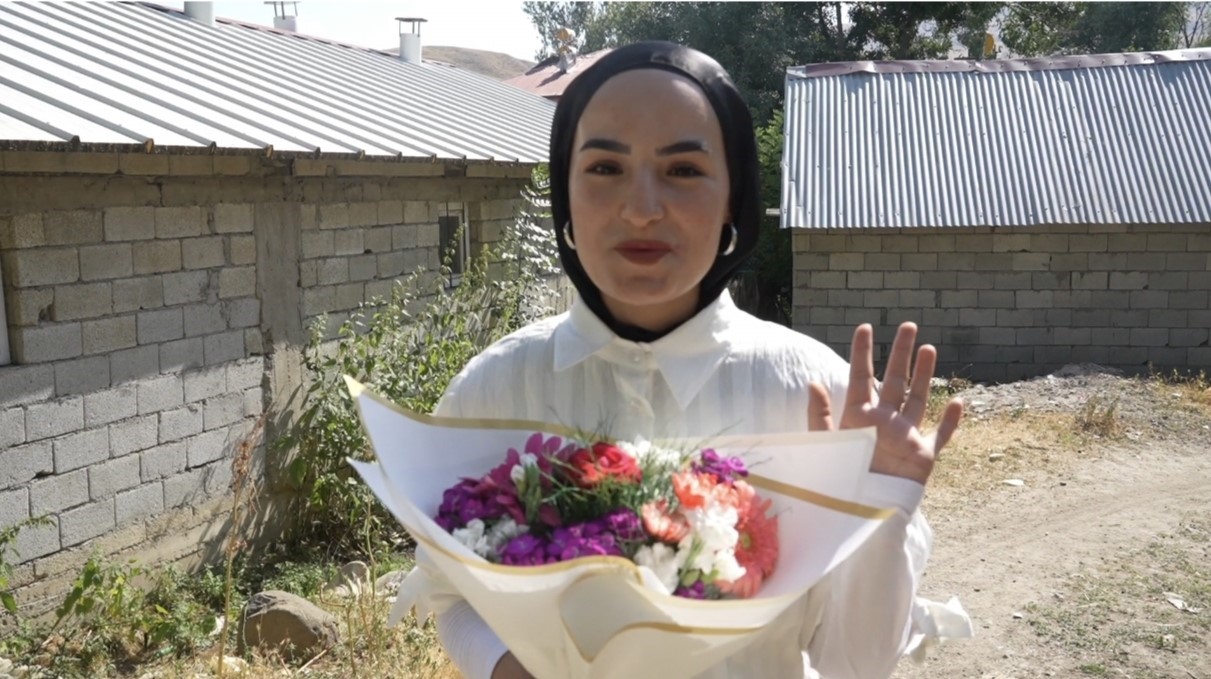 YKS çıkışında babasının çiçekle karşıladığı Çimen, 