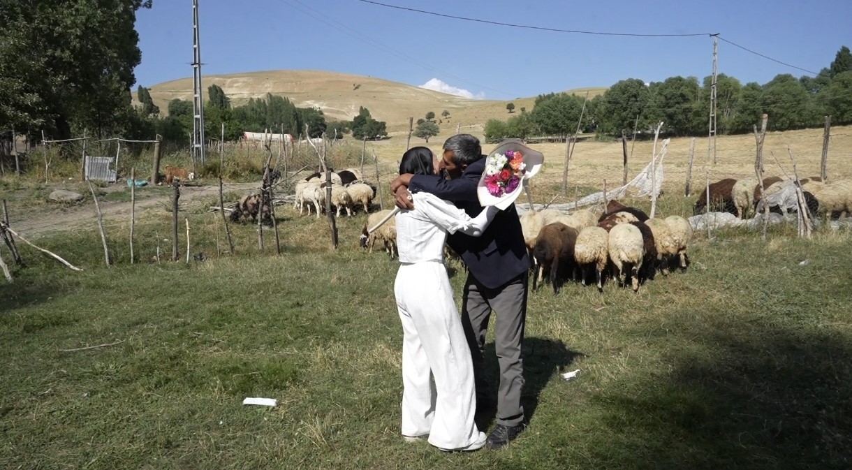 YKS çıkışında babasının çiçekle karşıladığı Çimen, 