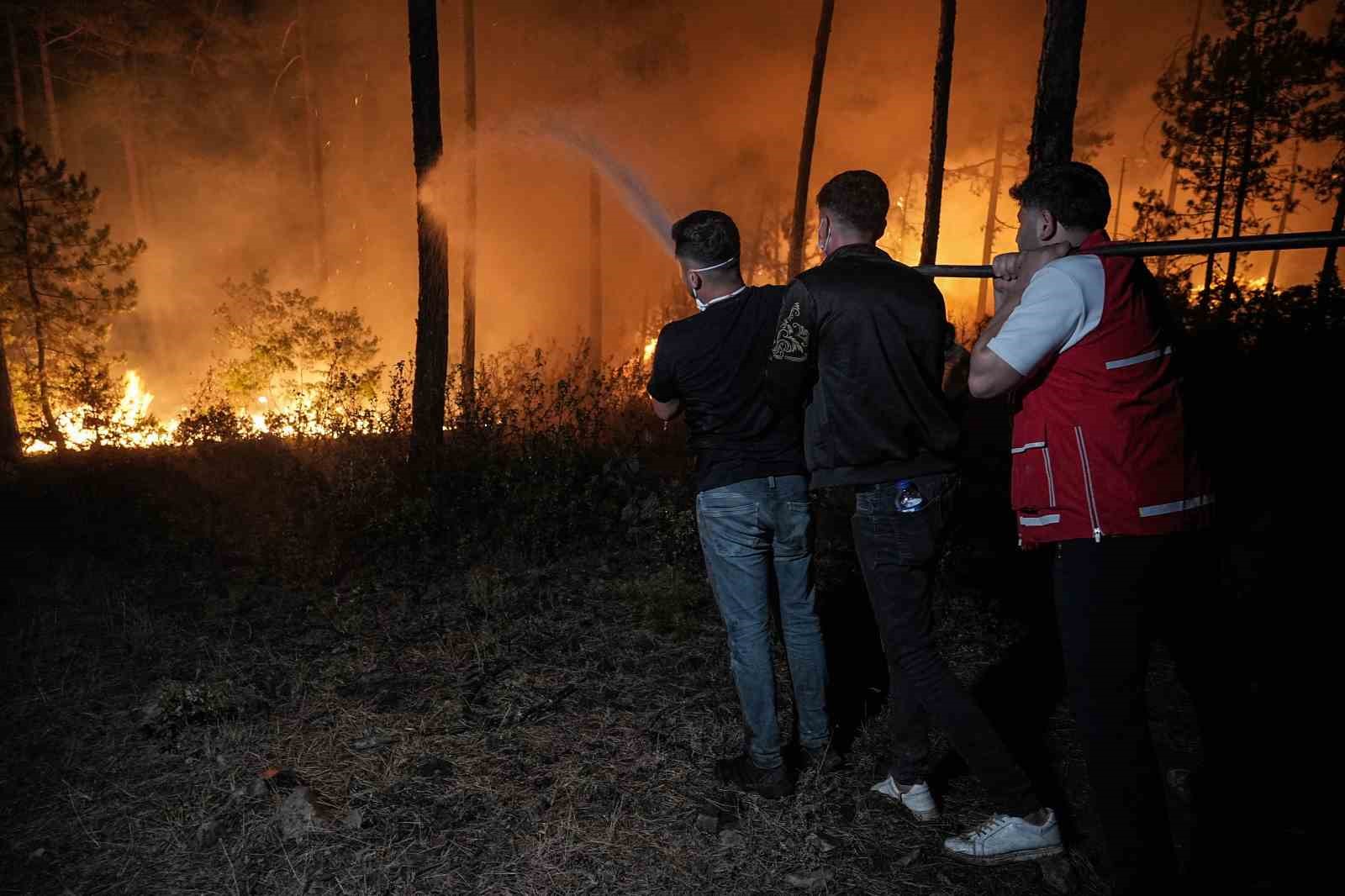 Pet şişelerle alevlere karşı mücadele 
