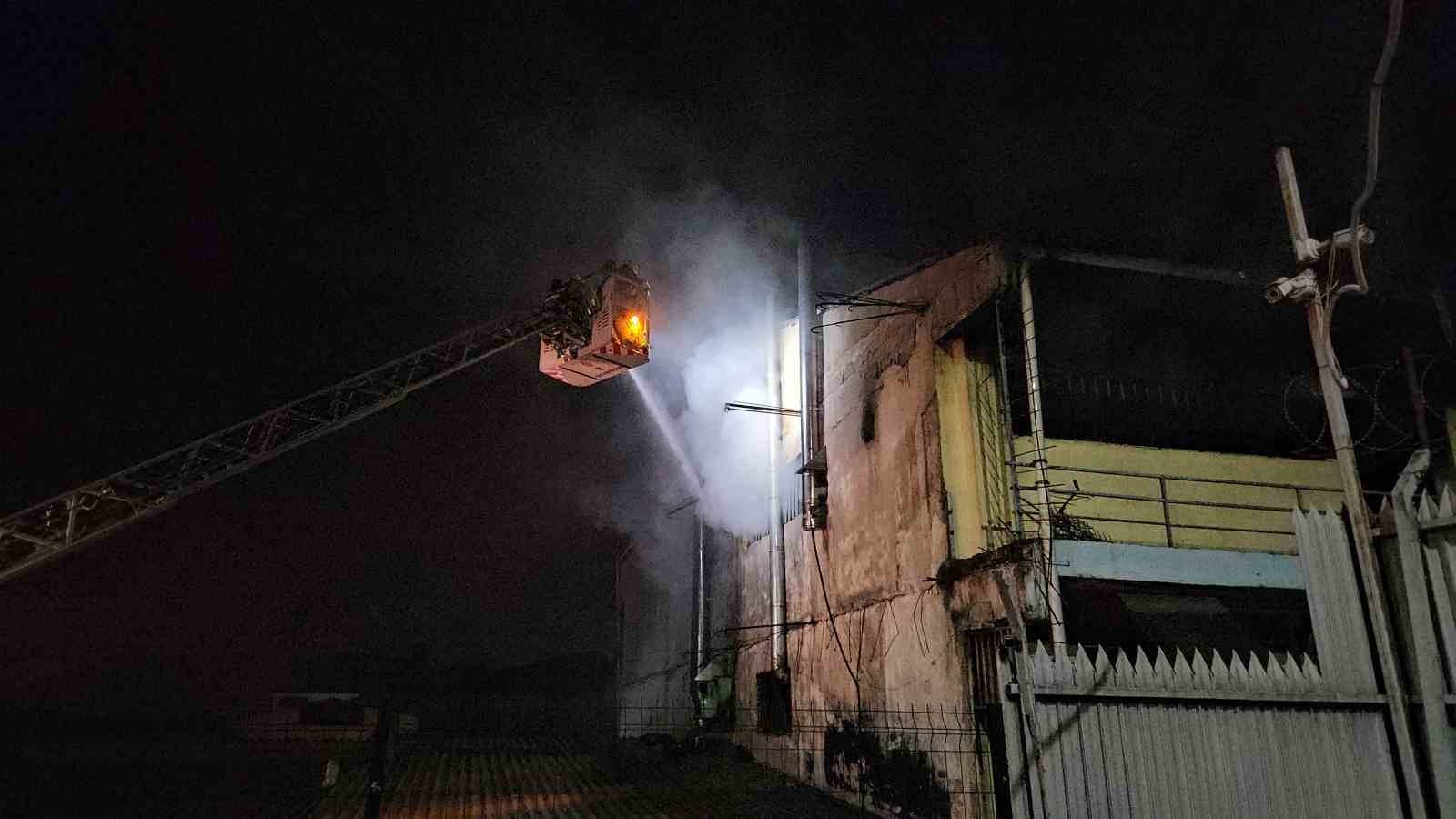 Zeytinburnu’nda atölye alevlere teslim oldu 