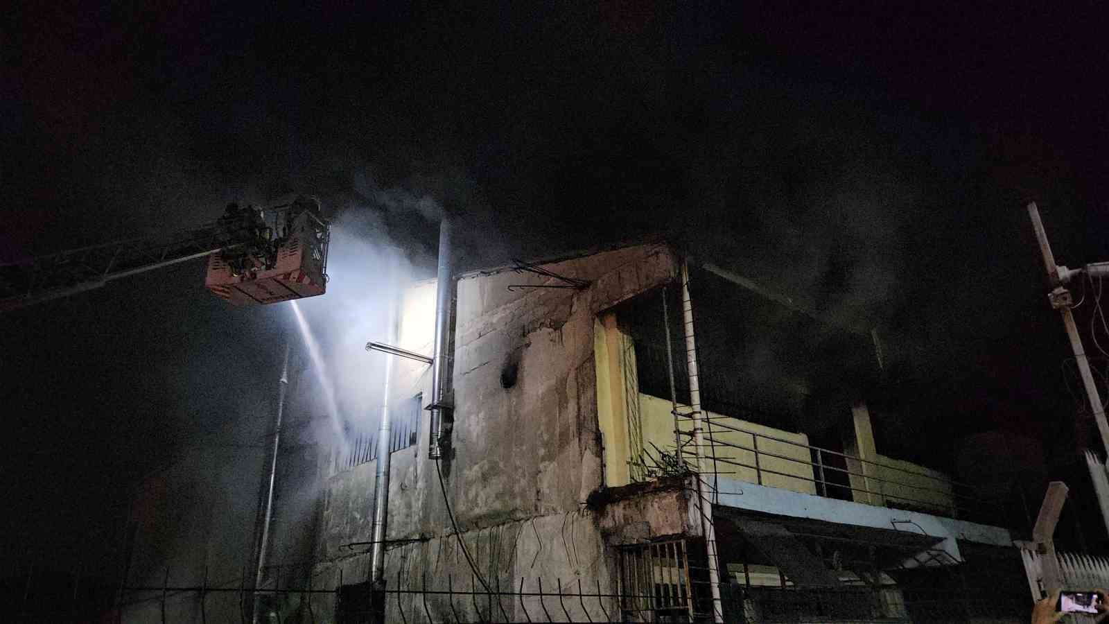 Zeytinburnu’nda atölye alevlere teslim oldu 