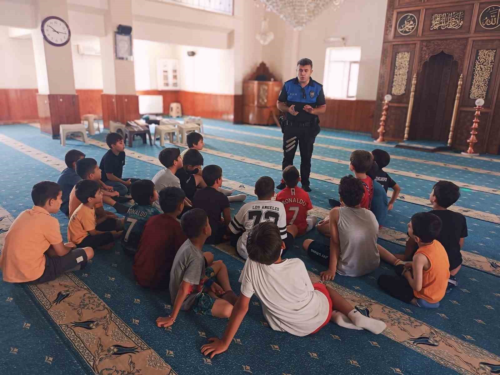 Erzincan polisi çocukları bilgilendiriyor 