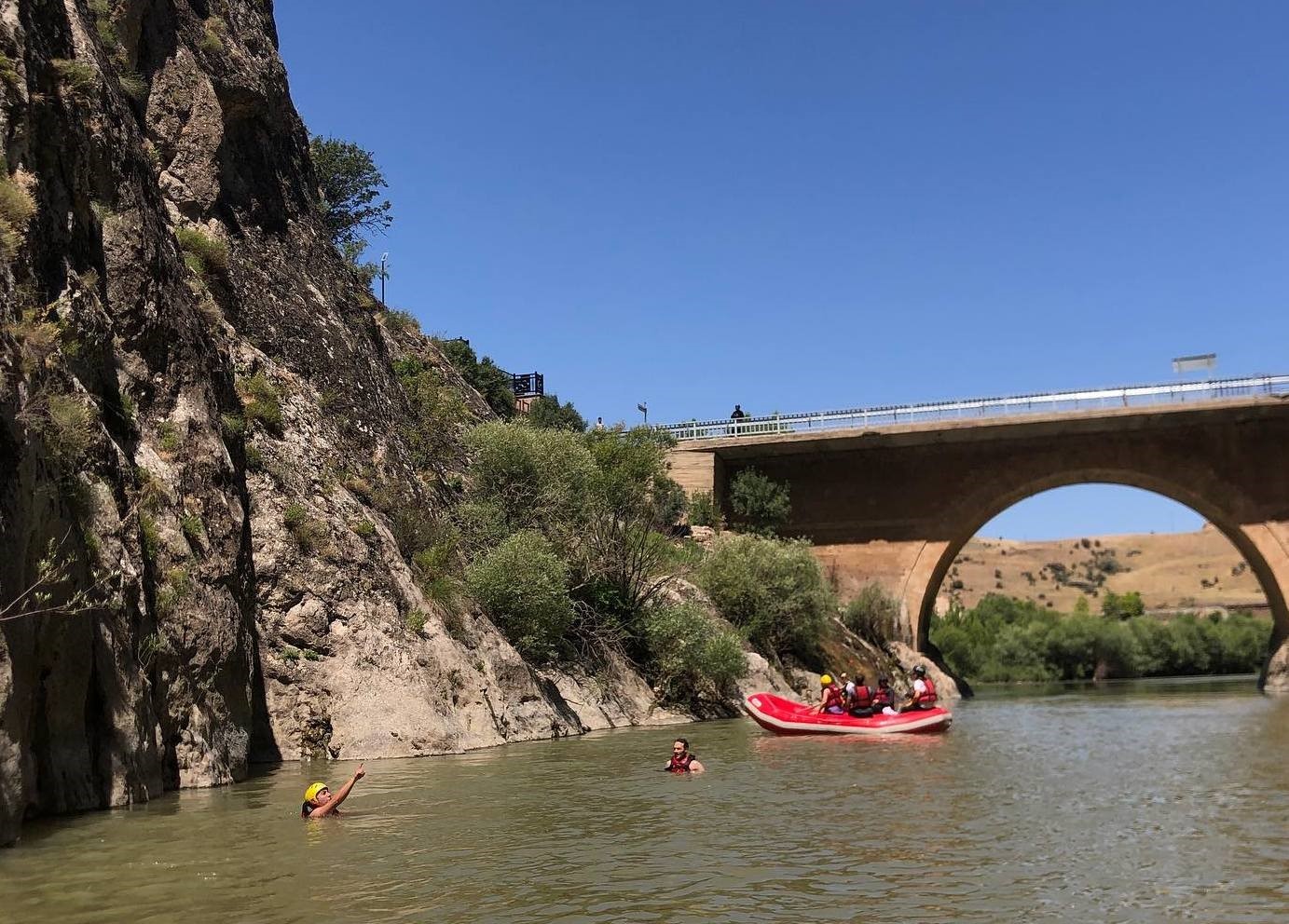 Kavurucu sıcaklarda rafting yaparak serinlediler 