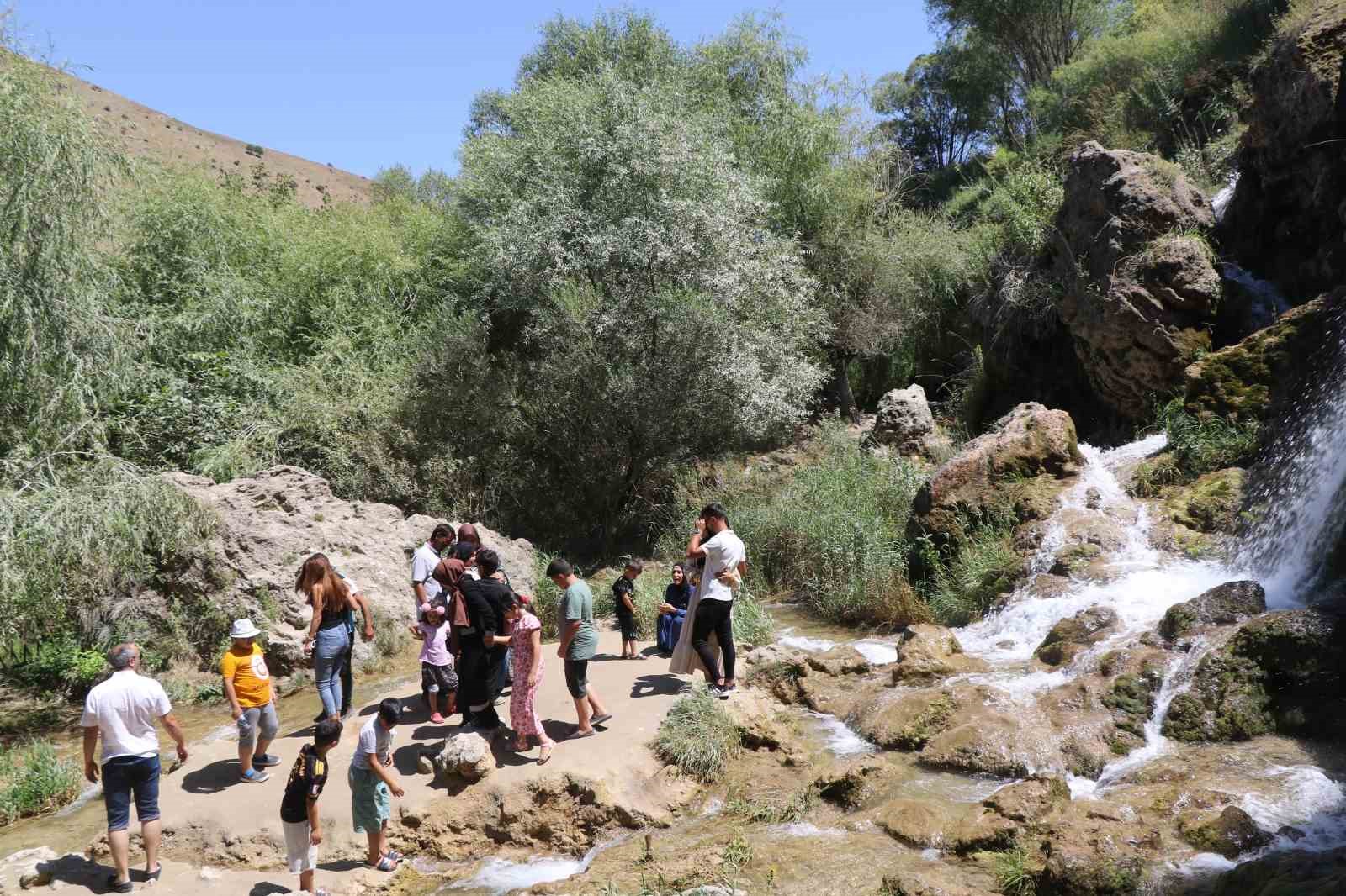 Aşırı sıcakların yaşandığı bugünlerde serinlemek isteyenler Girlevik Şelalesi’ne akın ediyor 