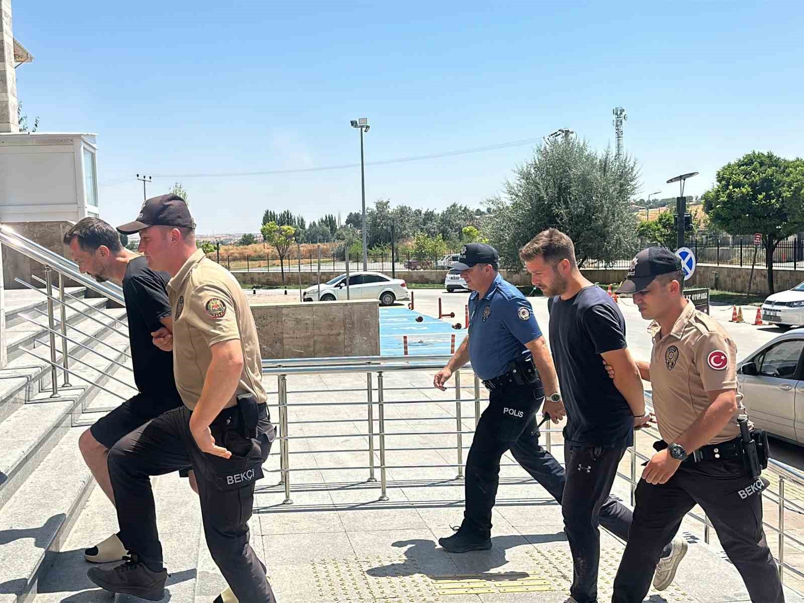 Uşak’ta 2 kişinin hayatını kaybettiği toprak kayması olayında şüpheli 2 kişi tutuklandı 