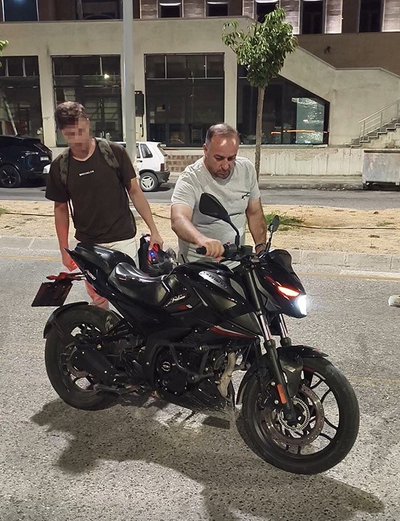 Polis motosiklet sürücüsünü bu sözlerle uyardı 