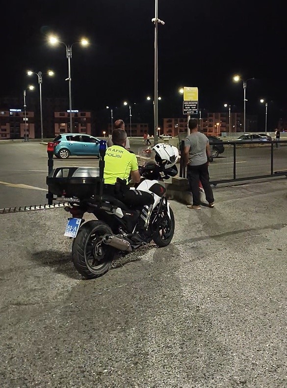 Polis motosiklet sürücüsünü bu sözlerle uyardı 