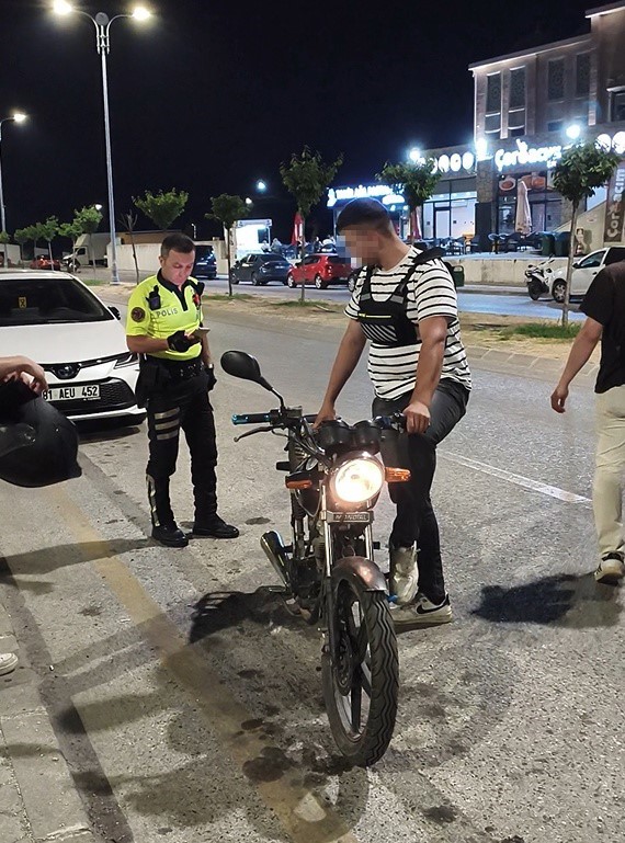 Polis motosiklet sürücüsünü bu sözlerle uyardı 