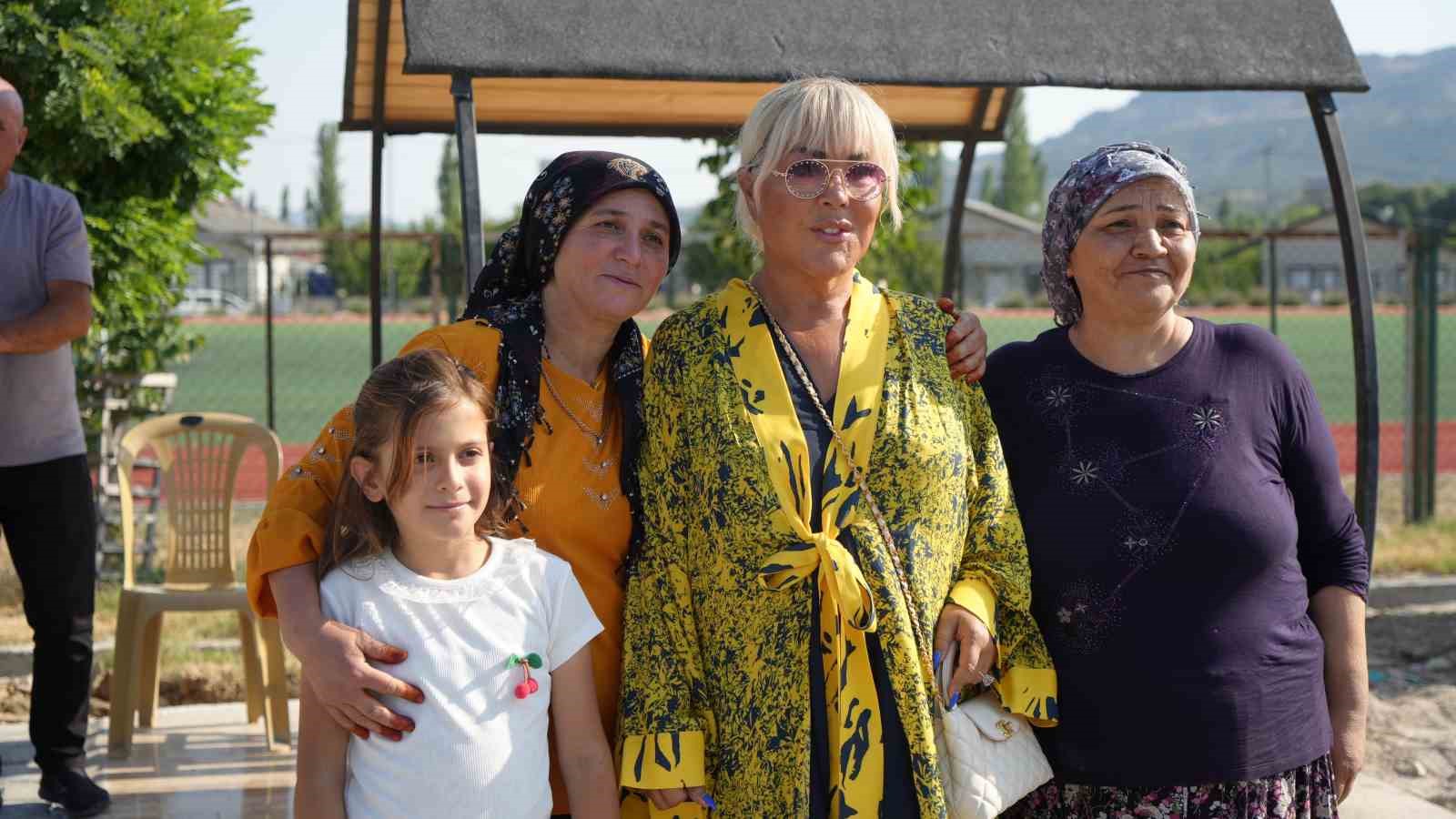 Safiye Soyman oğlunun adına yaptırdığı hayratı gözyaşı dökerek açtı: 