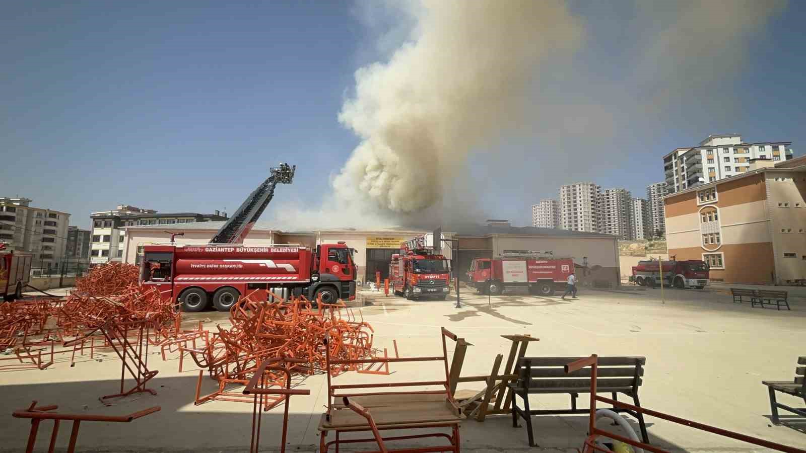 Gaziantep’te meslek lisesinin mobilya atölyesinde yangın 