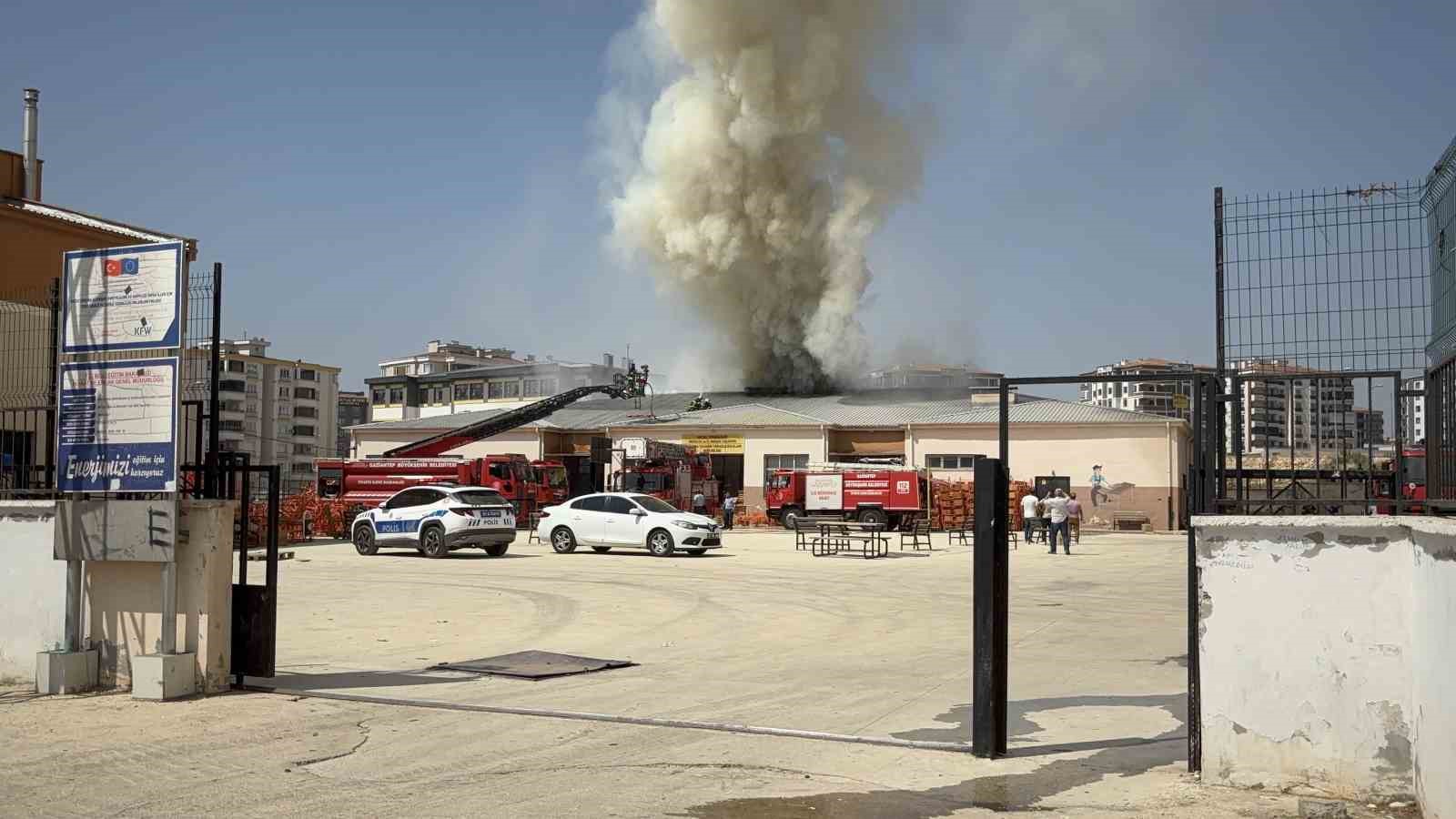 Gaziantep’te meslek lisesinin mobilya atölyesinde yangın 