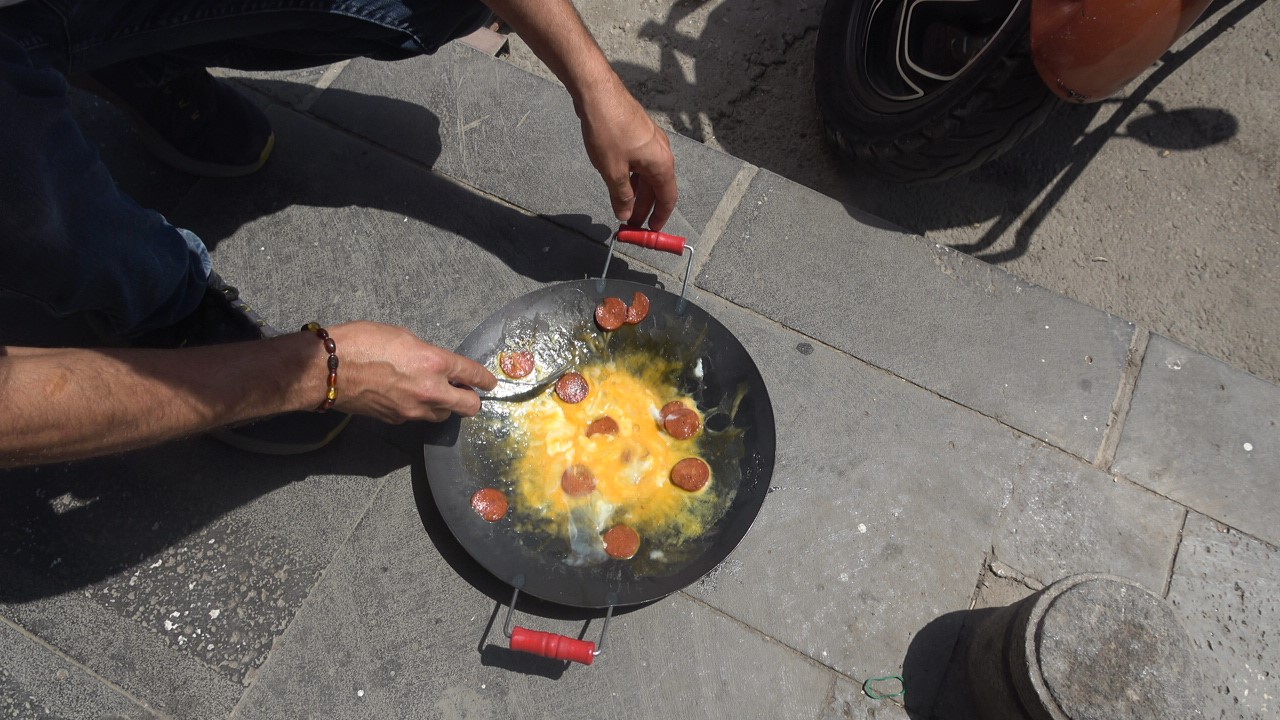 Kilis’te kavurucu sıcakta betonun üzerinde sucuklu yumurta pişirildi 