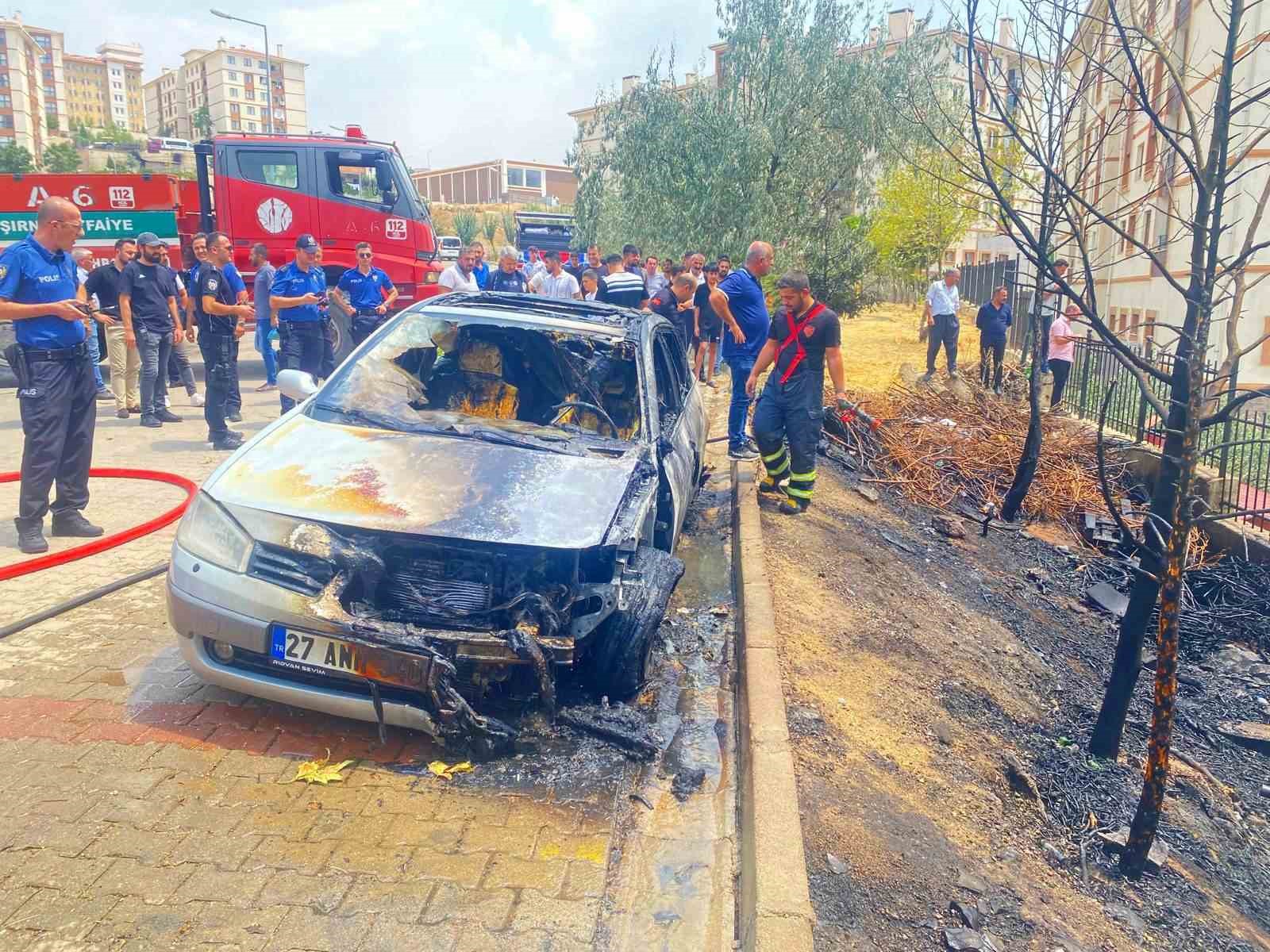 Şırnak’ta park halindeki araç alev topuna döndü, facianın eşiğinden dönüldü 