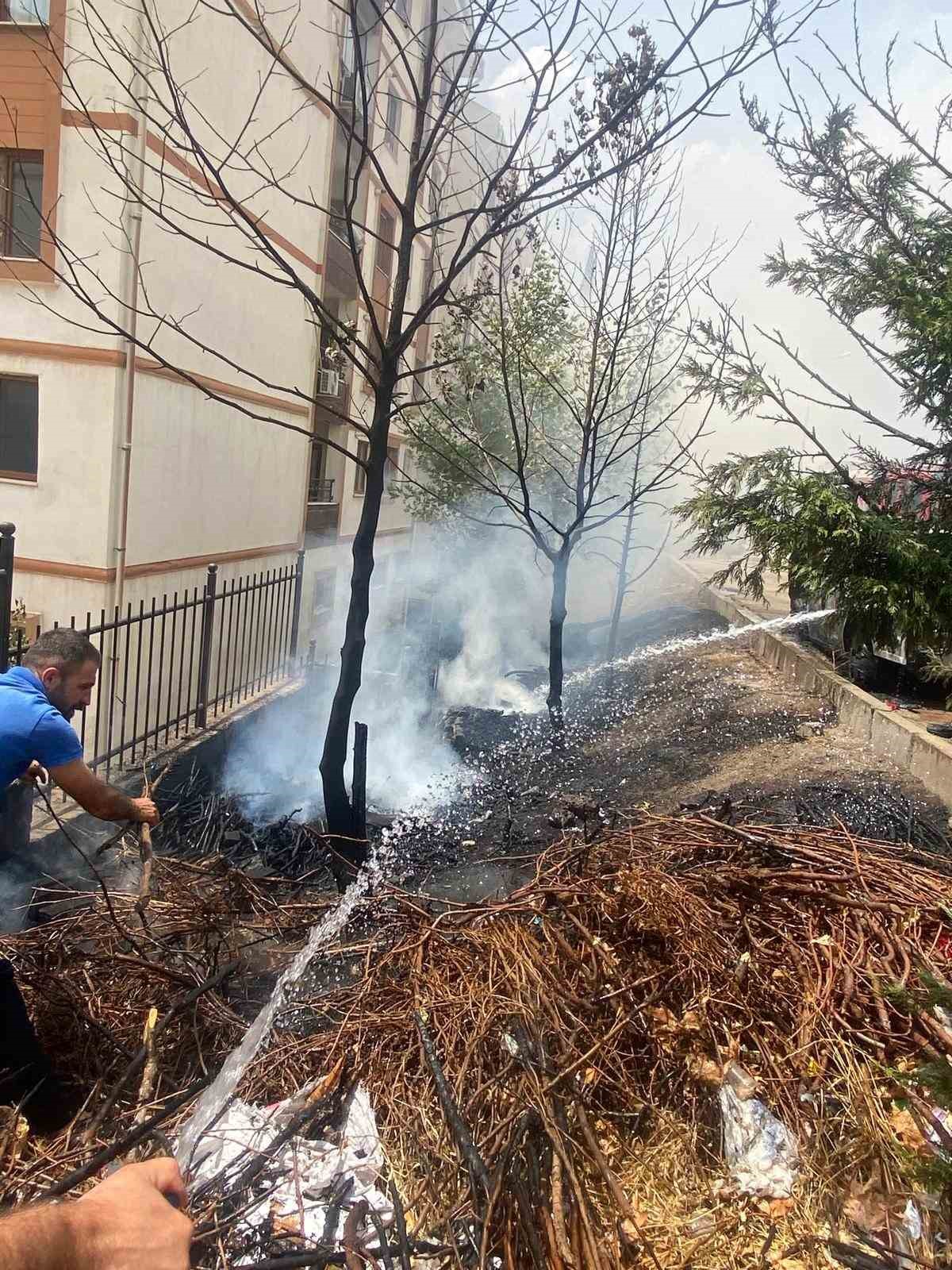 Şırnak’ta park halindeki araç alev topuna döndü, facianın eşiğinden dönüldü 