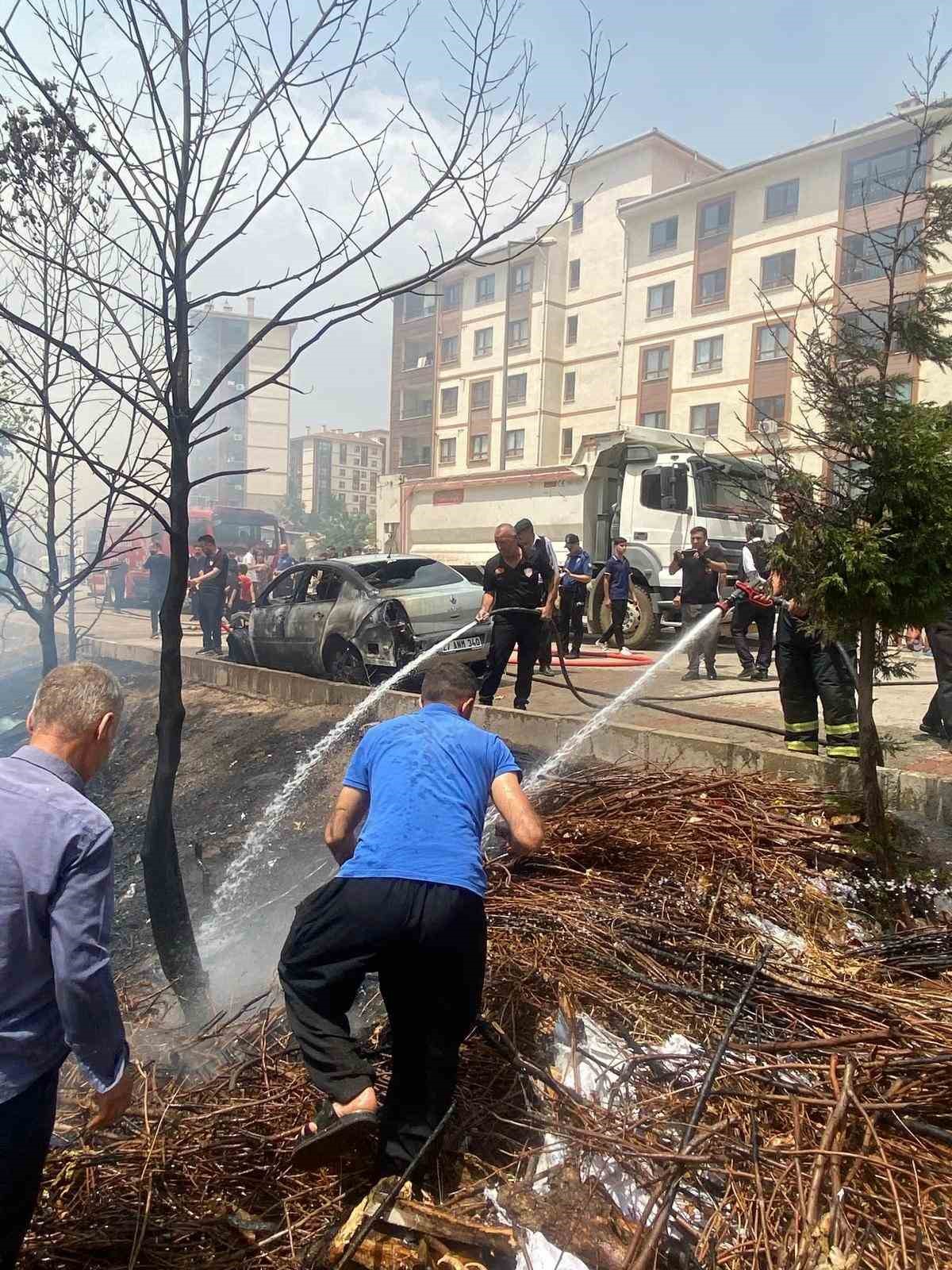 Şırnak’ta park halindeki araç alev topuna döndü, facianın eşiğinden dönüldü 